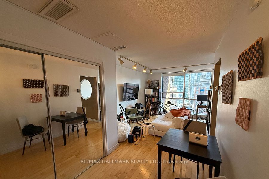 914 Yonge Street 1208, Toronto, ON M4W 3C8 photo 2