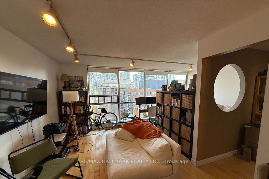 914 Yonge Street 1208, Toronto, ON M4W 3C8 photo 3
