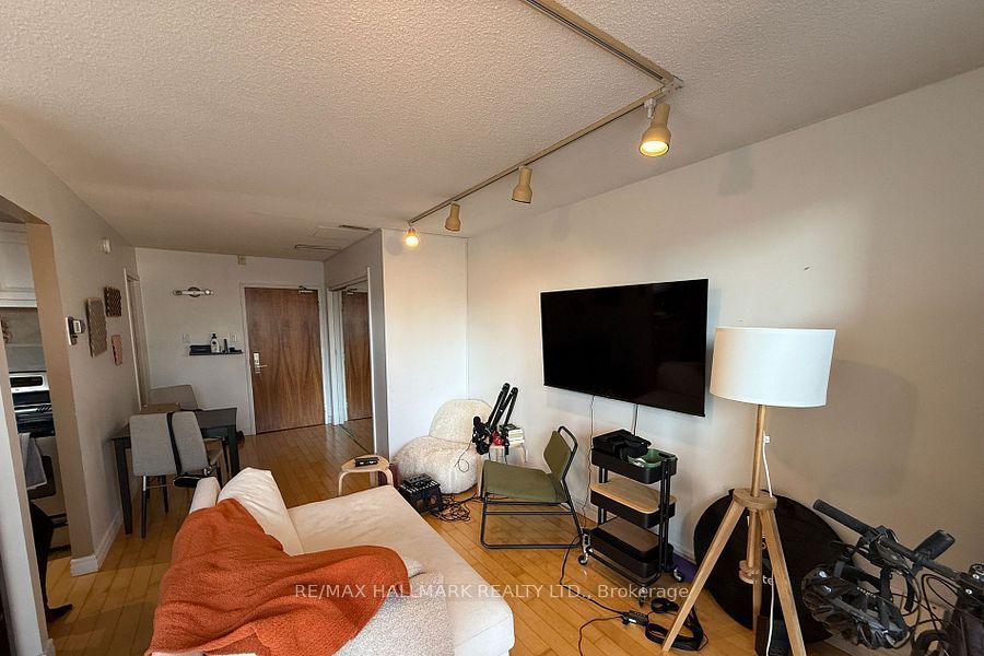 914 Yonge Street 1208, Toronto, ON M4W 3C8 photo 4