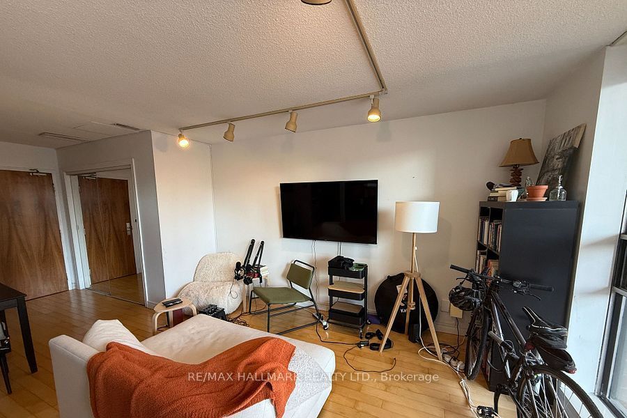 914 Yonge Street 1208, Toronto, ON M4W 3C8 photo 5