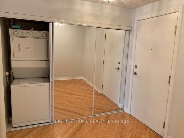 270 Wellington Street W 608, Toronto, ON M5V 3P5 photo 5
