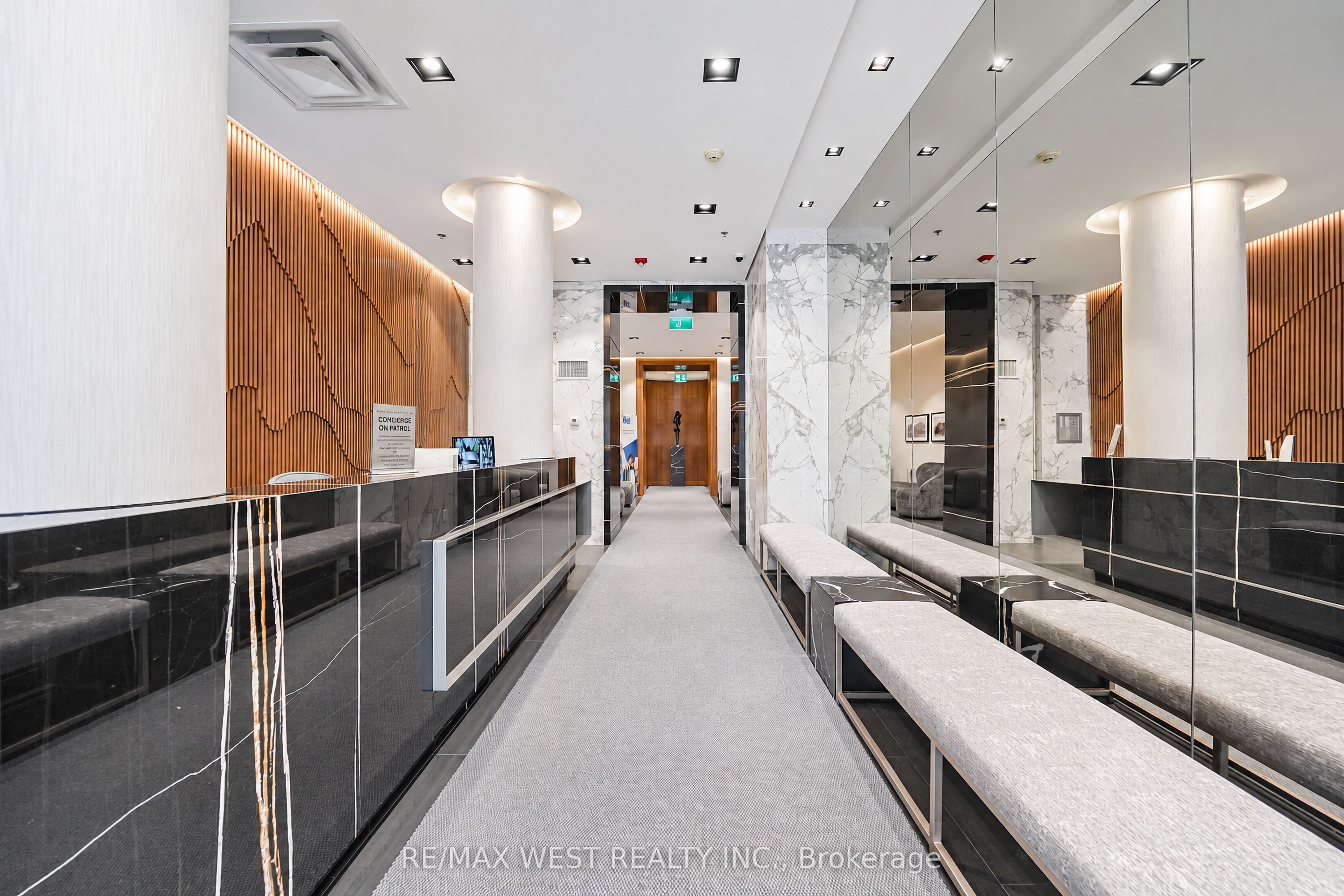 736 Spadina Avenue 1211, Toronto, ON M5S 2J6 photo 2