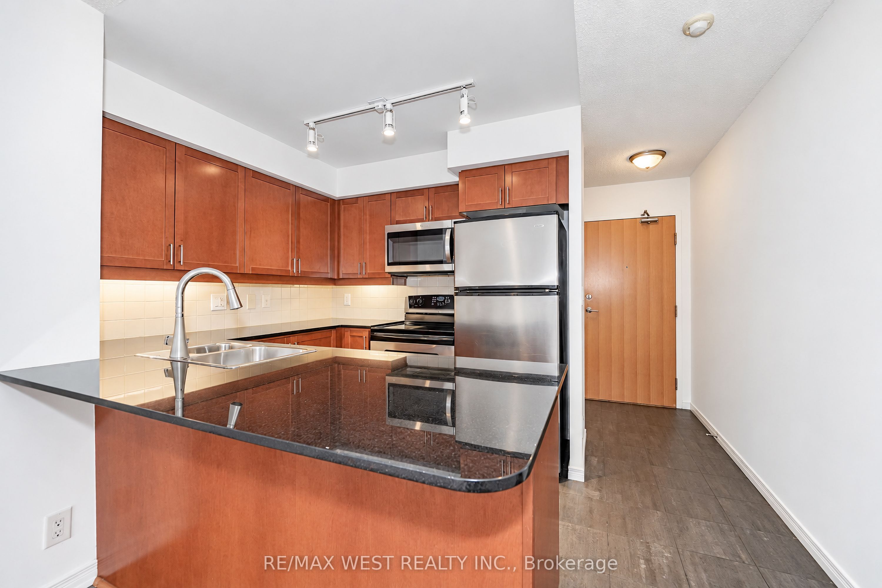 736 Spadina Avenue 1211, Toronto, ON M5S 2J6 photo 4