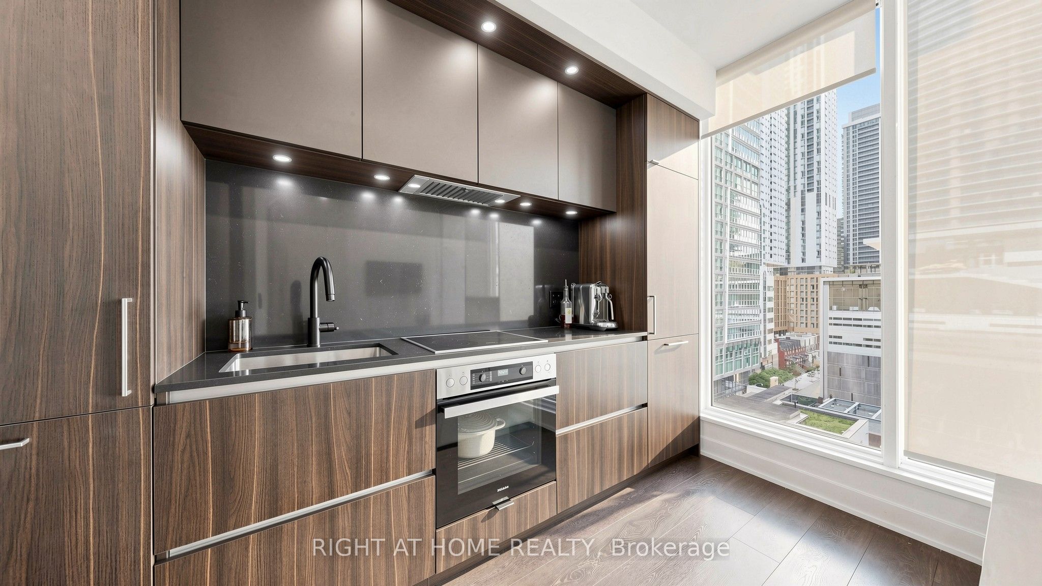 15 Mercer Street 819, Toronto, ON M5V 1H2 photo 3