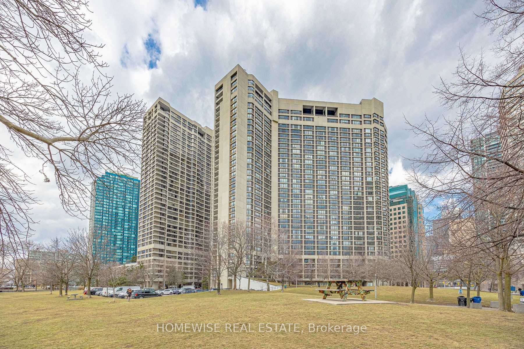 33 Harbour Square 1808, Toronto, ON M5J 2G2