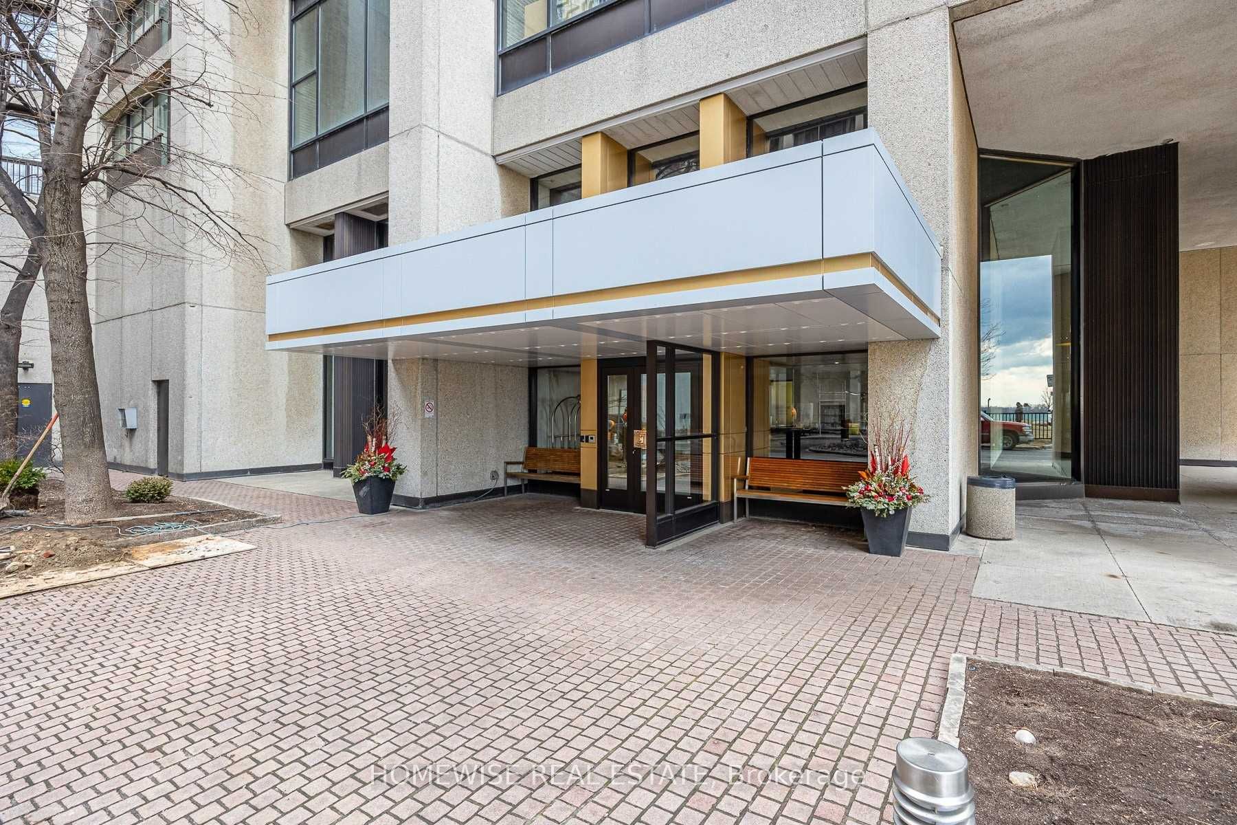 33 Harbour Square 1808, Toronto, ON M5J 2G2 photo 2