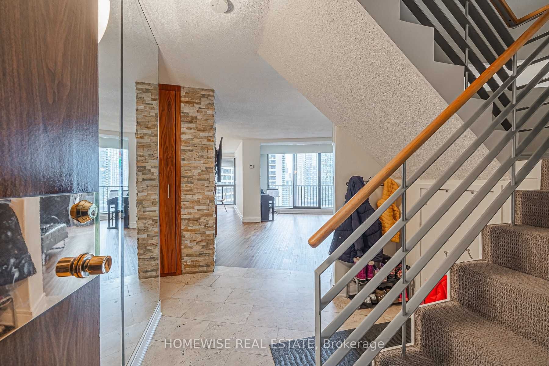 33 Harbour Square 1808, Toronto, ON M5J 2G2 photo 4