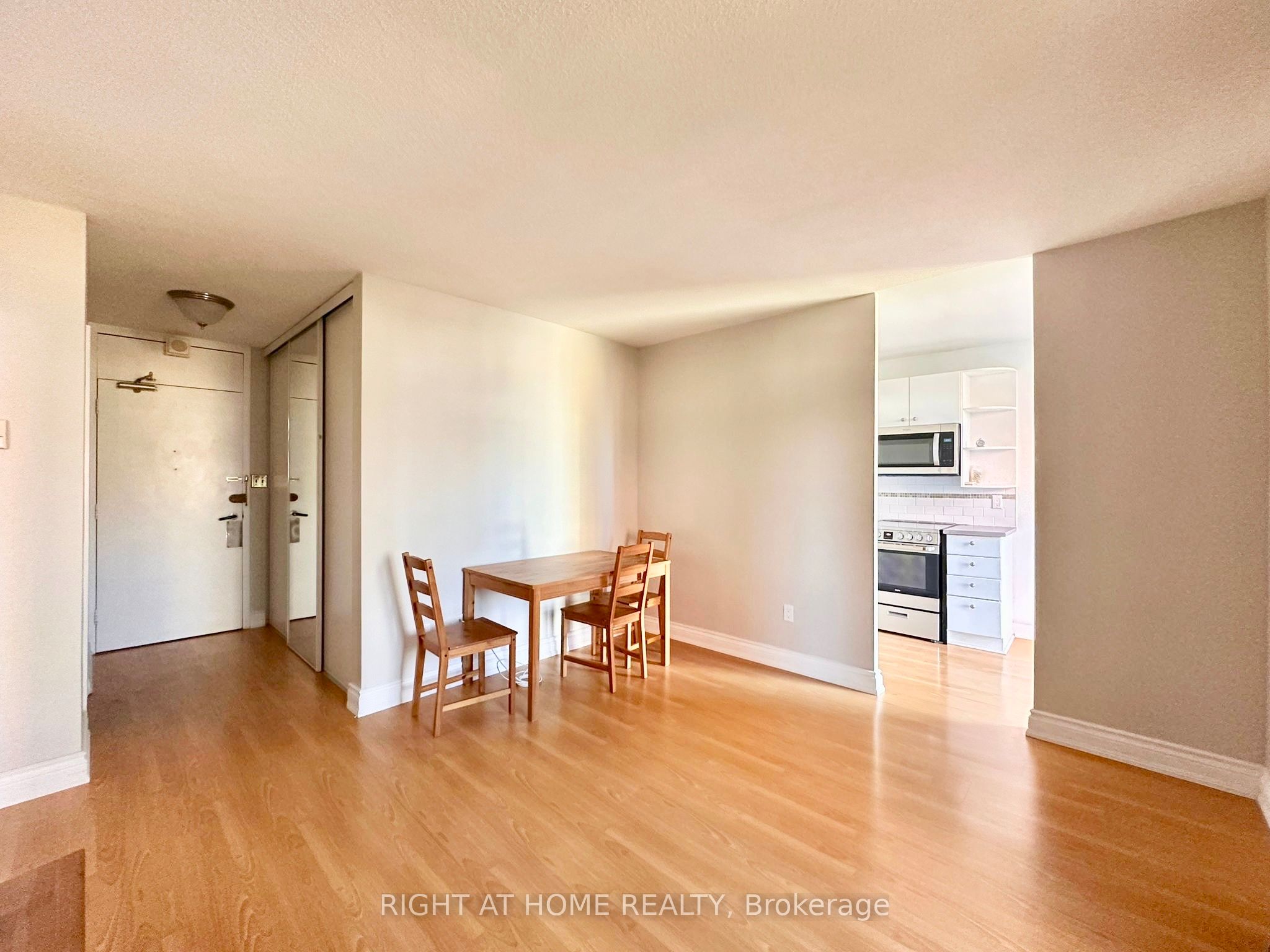 40 Homewood Avenue 909, Toronto, ON M4Y 2K2
