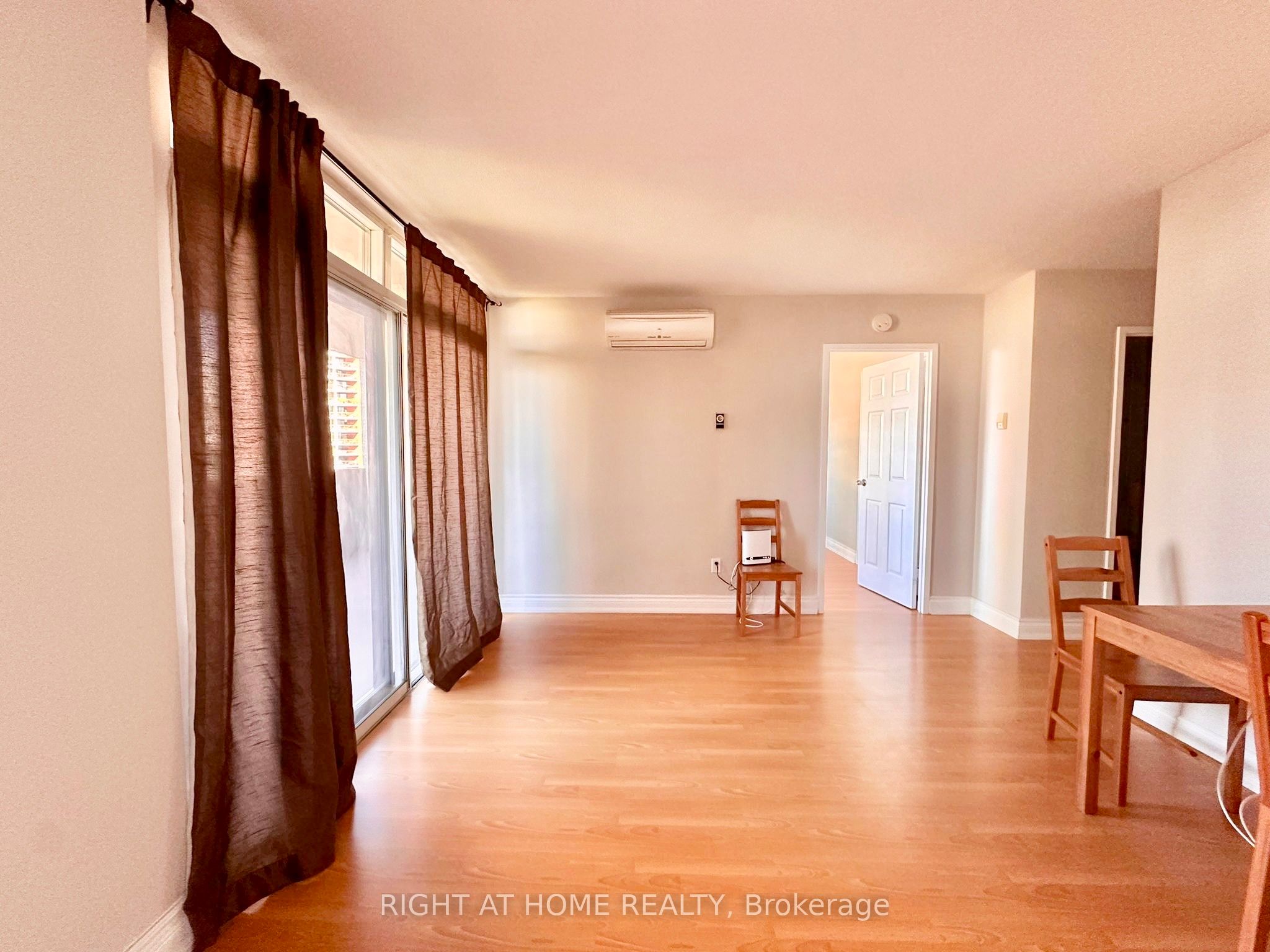 40 Homewood Avenue 909, Toronto, ON M4Y 2K2 photo 2