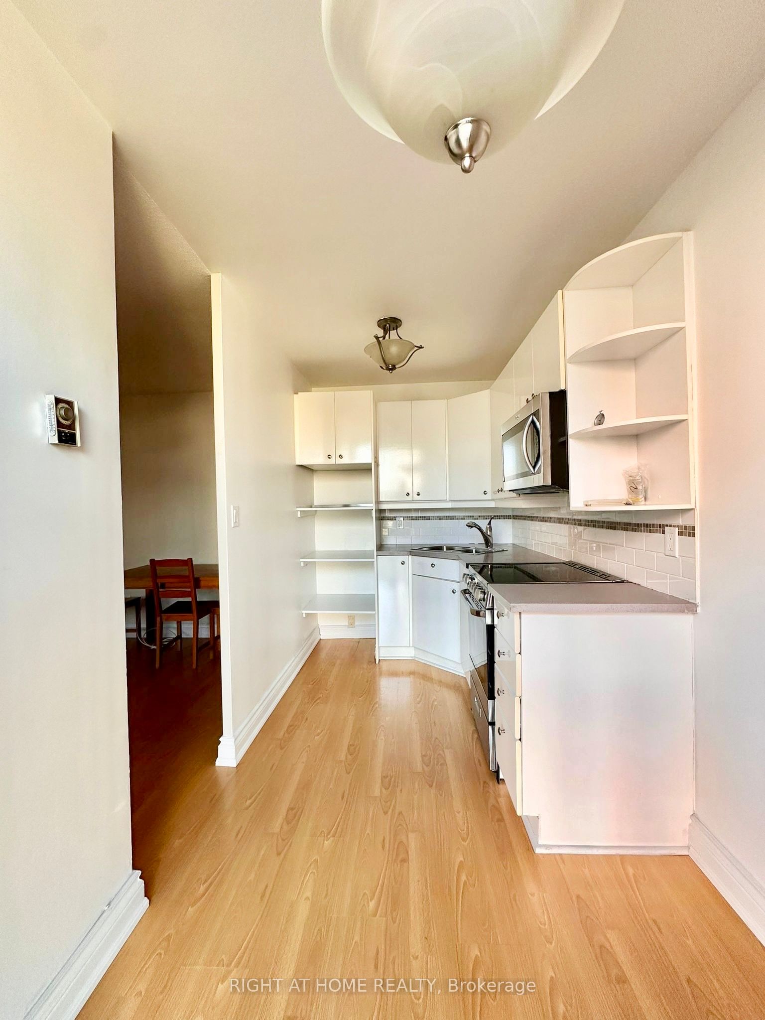 40 Homewood Avenue 909, Toronto, ON M4Y 2K2 photo 3