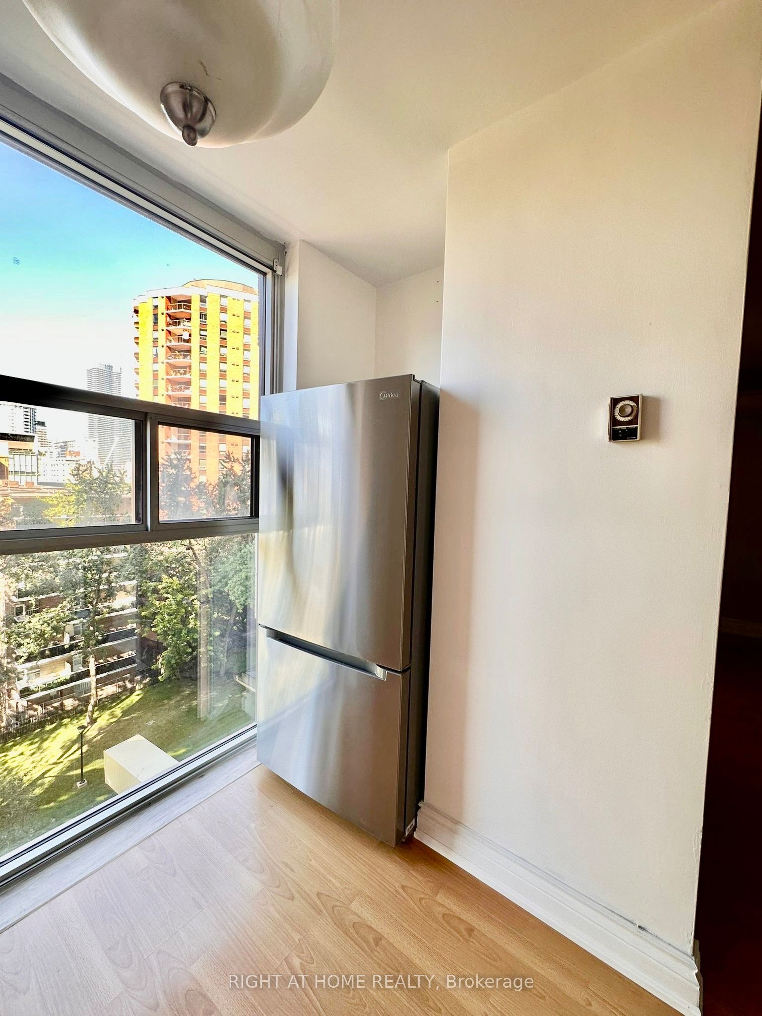 40 Homewood Avenue 909, Toronto, ON M4Y 2K2 photo 4