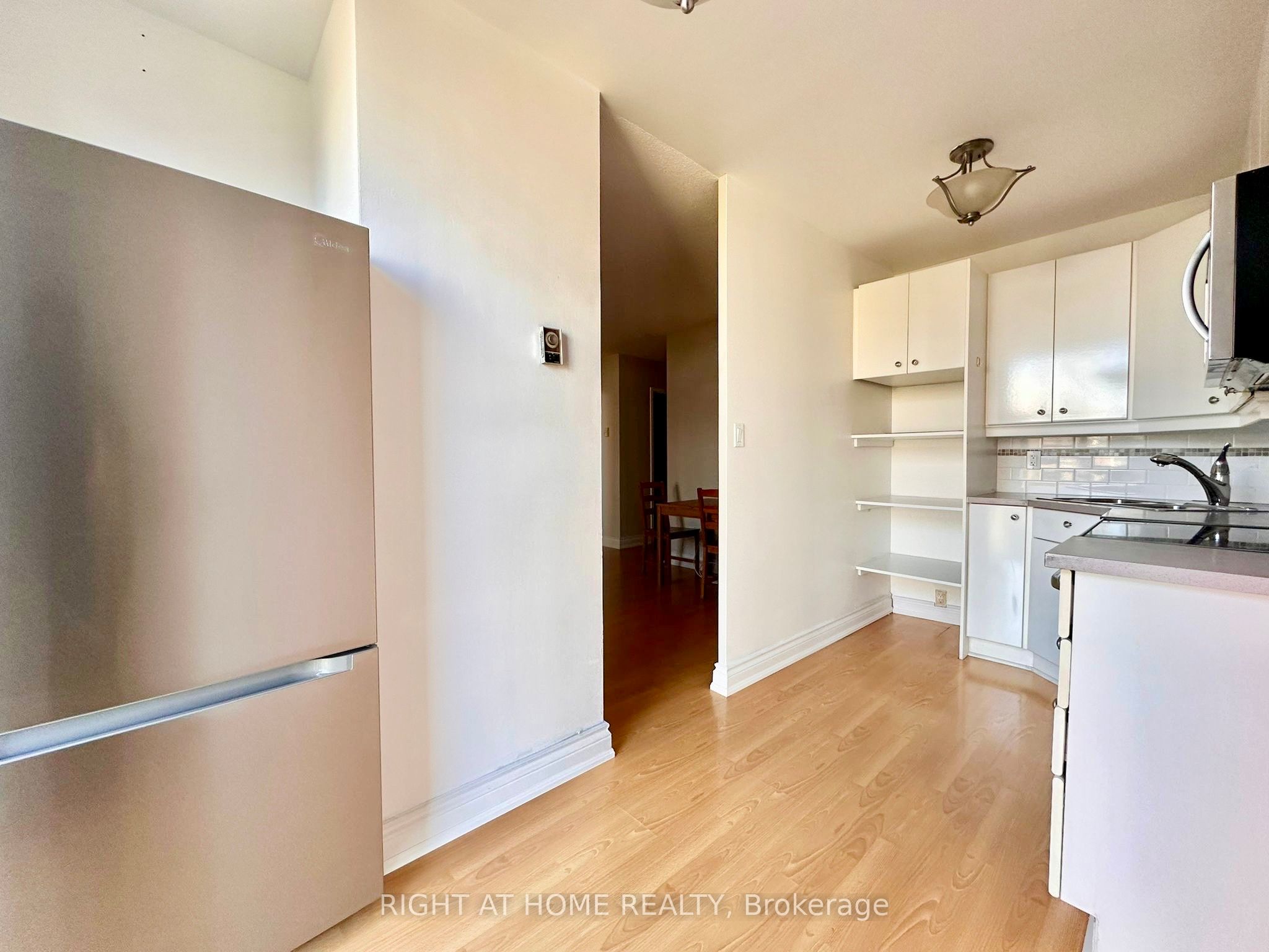 40 Homewood Avenue 909, Toronto, ON M4Y 2K2 photo 5