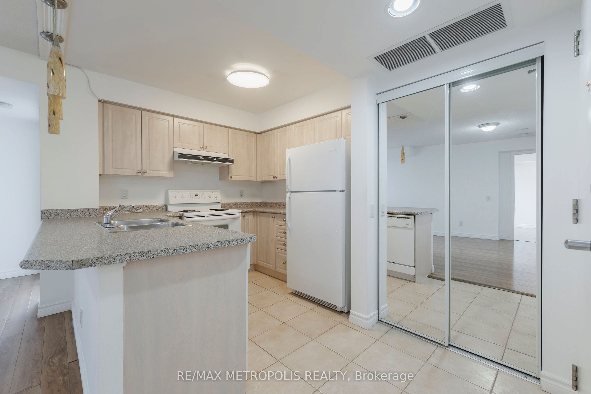 153 Beecroft Road 1101, Toronto, ON M2N 7C5 photo 5