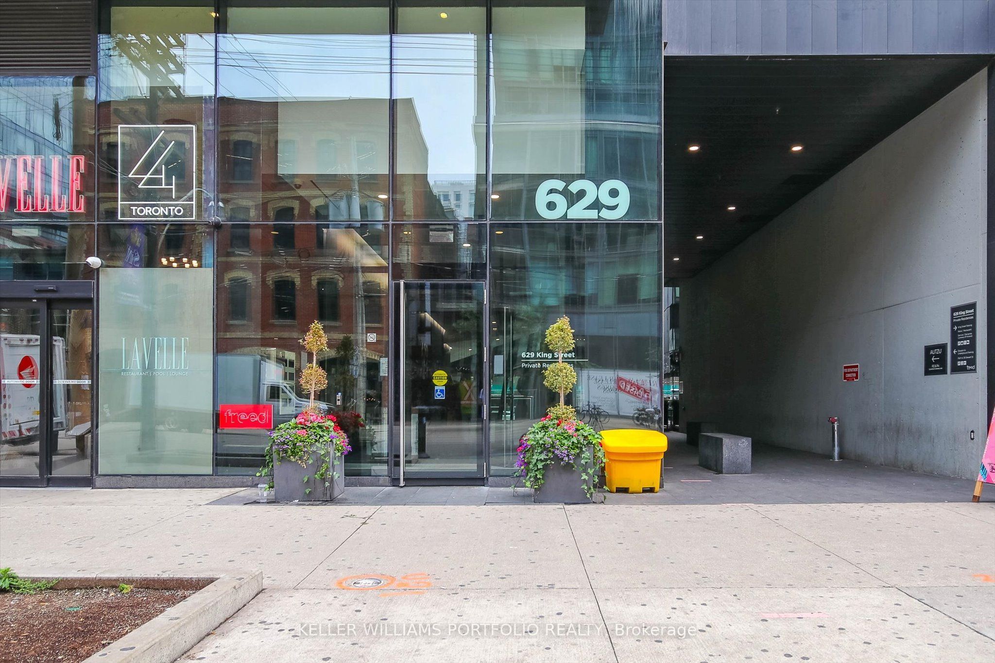 629 King Street W 1319, Toronto, ON M5V 0G9 photo 2