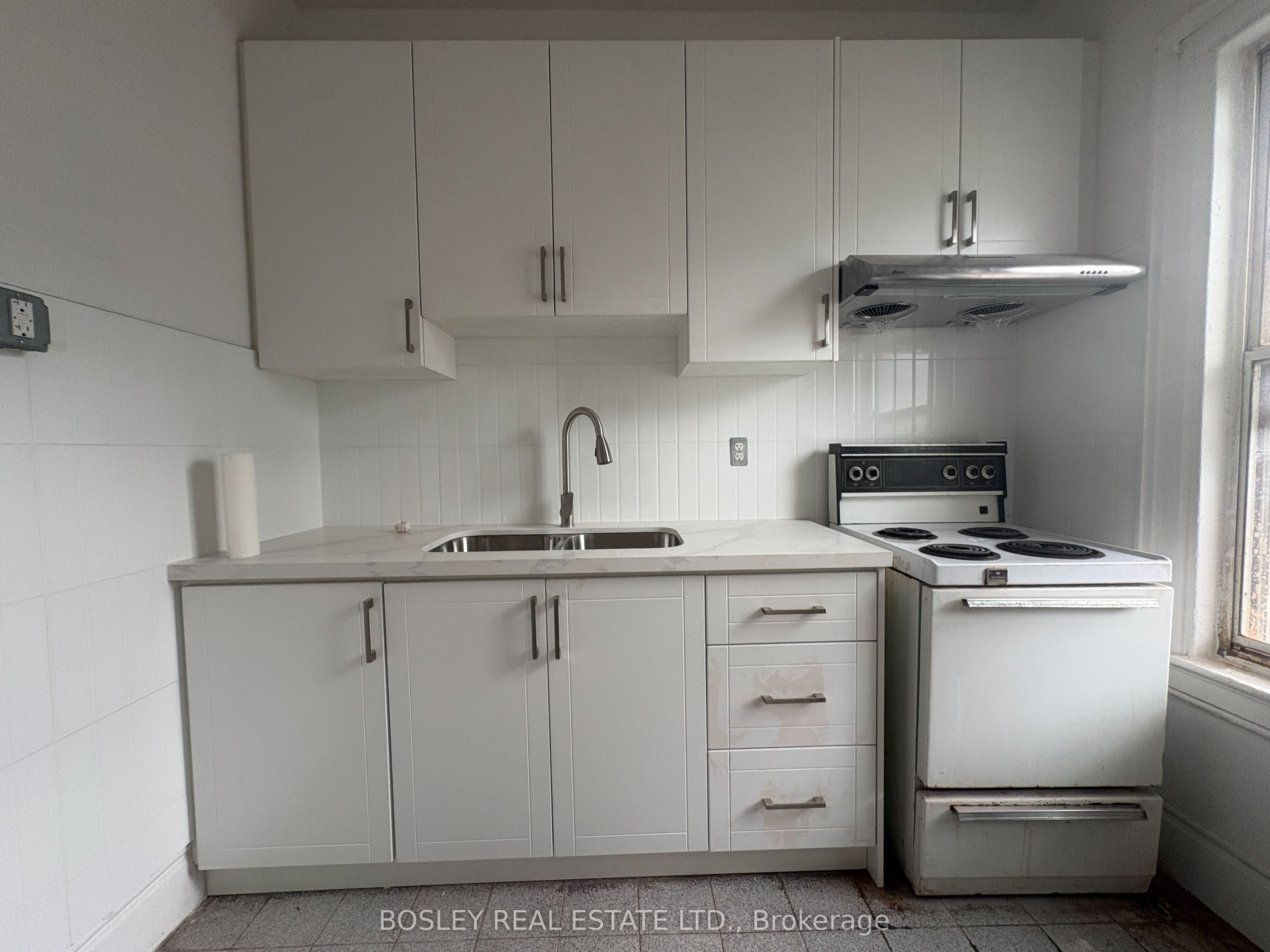 14 D'Arcy Street Upper, Toronto, ON M5T 1J7 photo 2