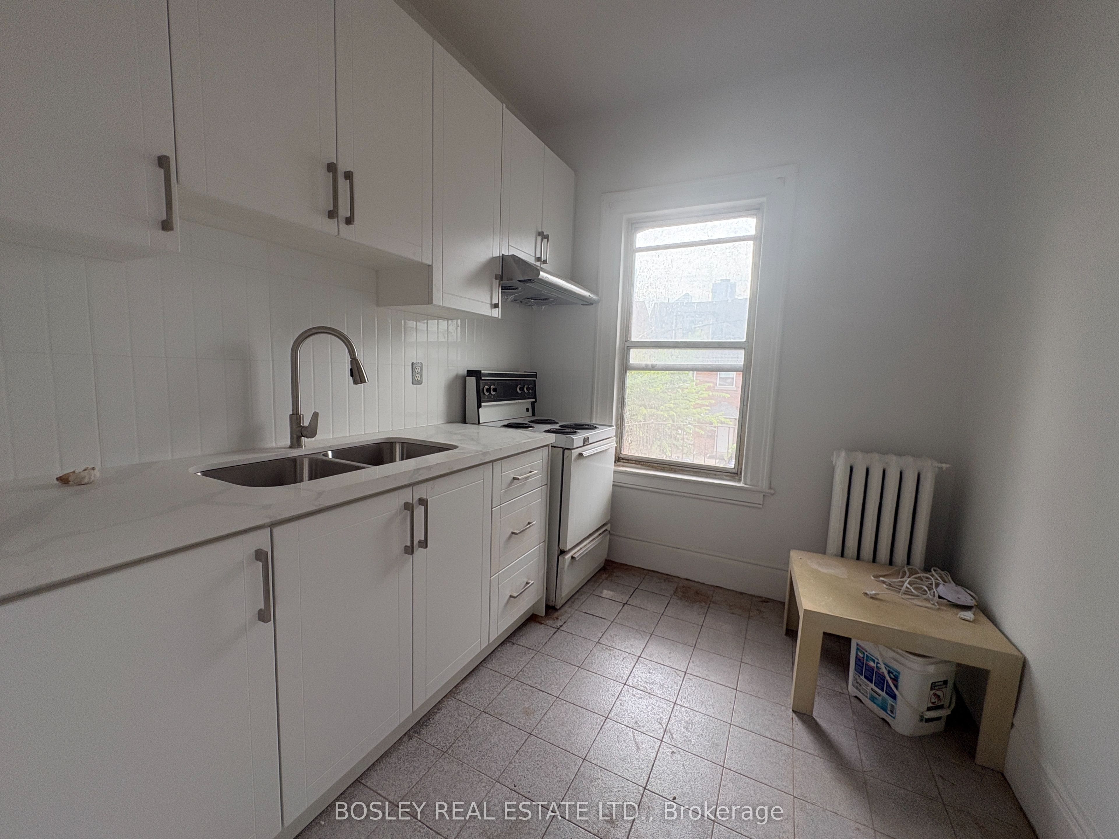 14 D'Arcy Street Upper, Toronto, ON M5T 1J7 photo 3