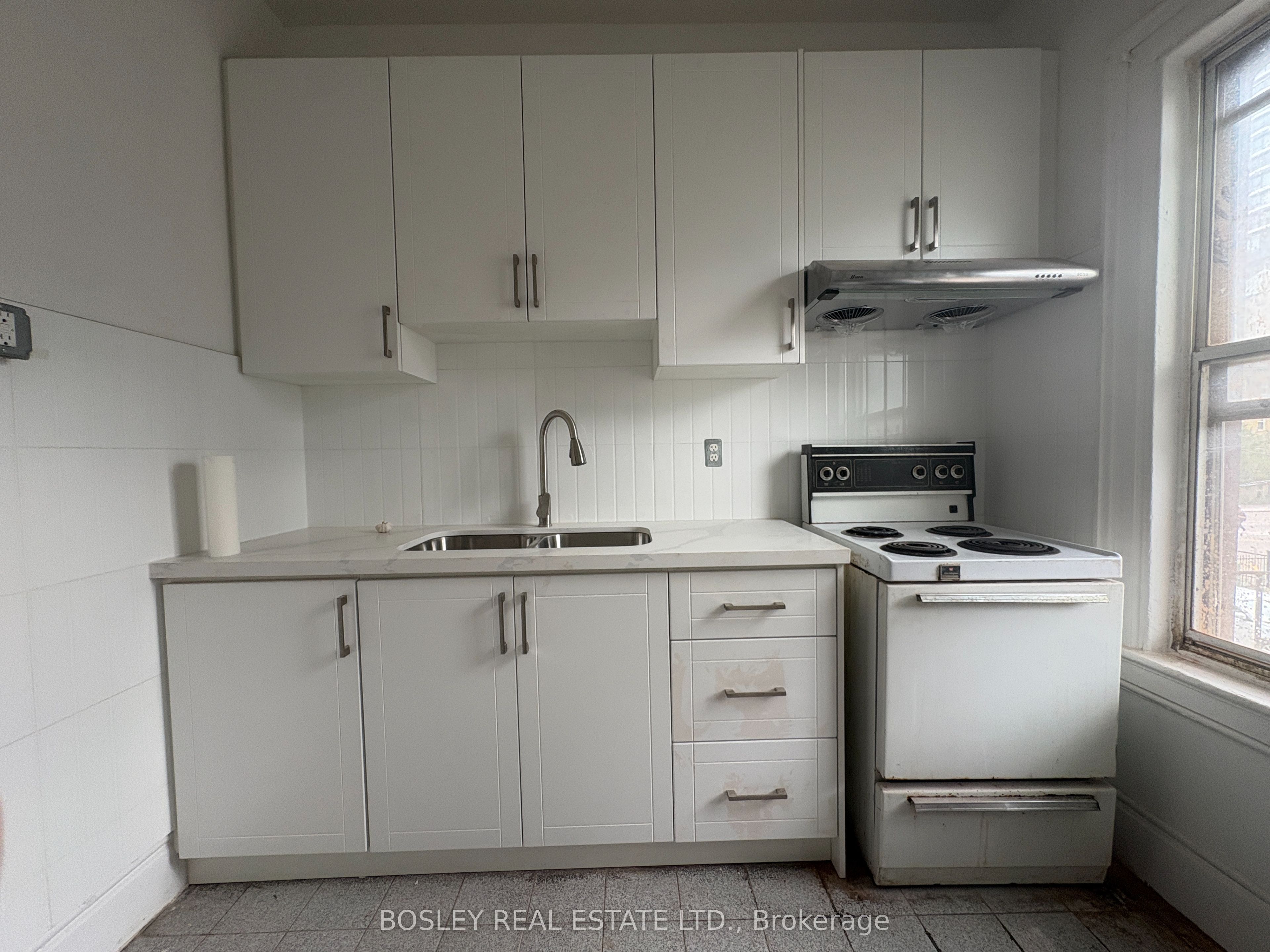 14 D'Arcy Street Upper, Toronto, ON M5T 1J7 photo 4