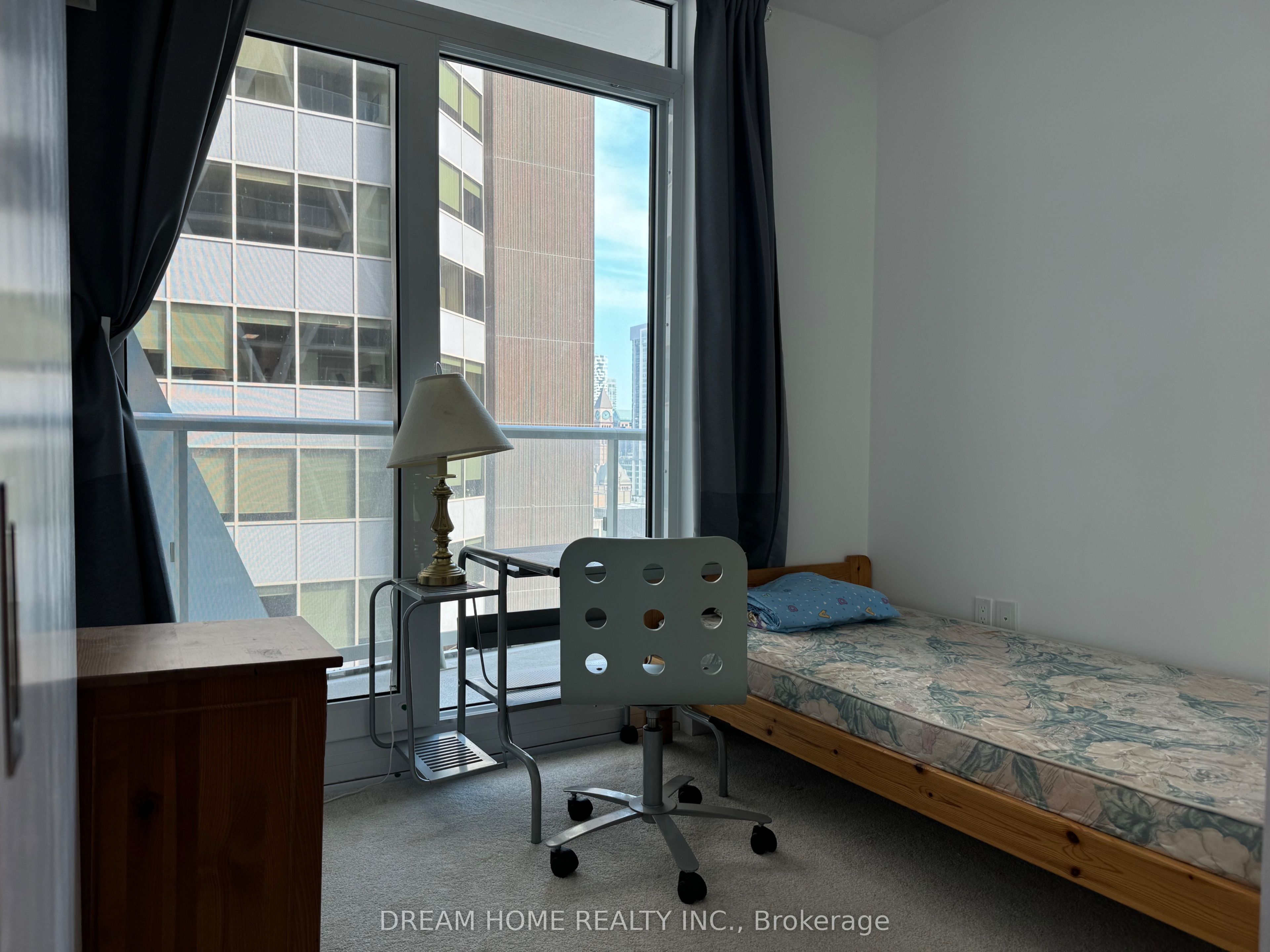 230 Simcoe Street 1226, Toronto, ON M5T 1T4