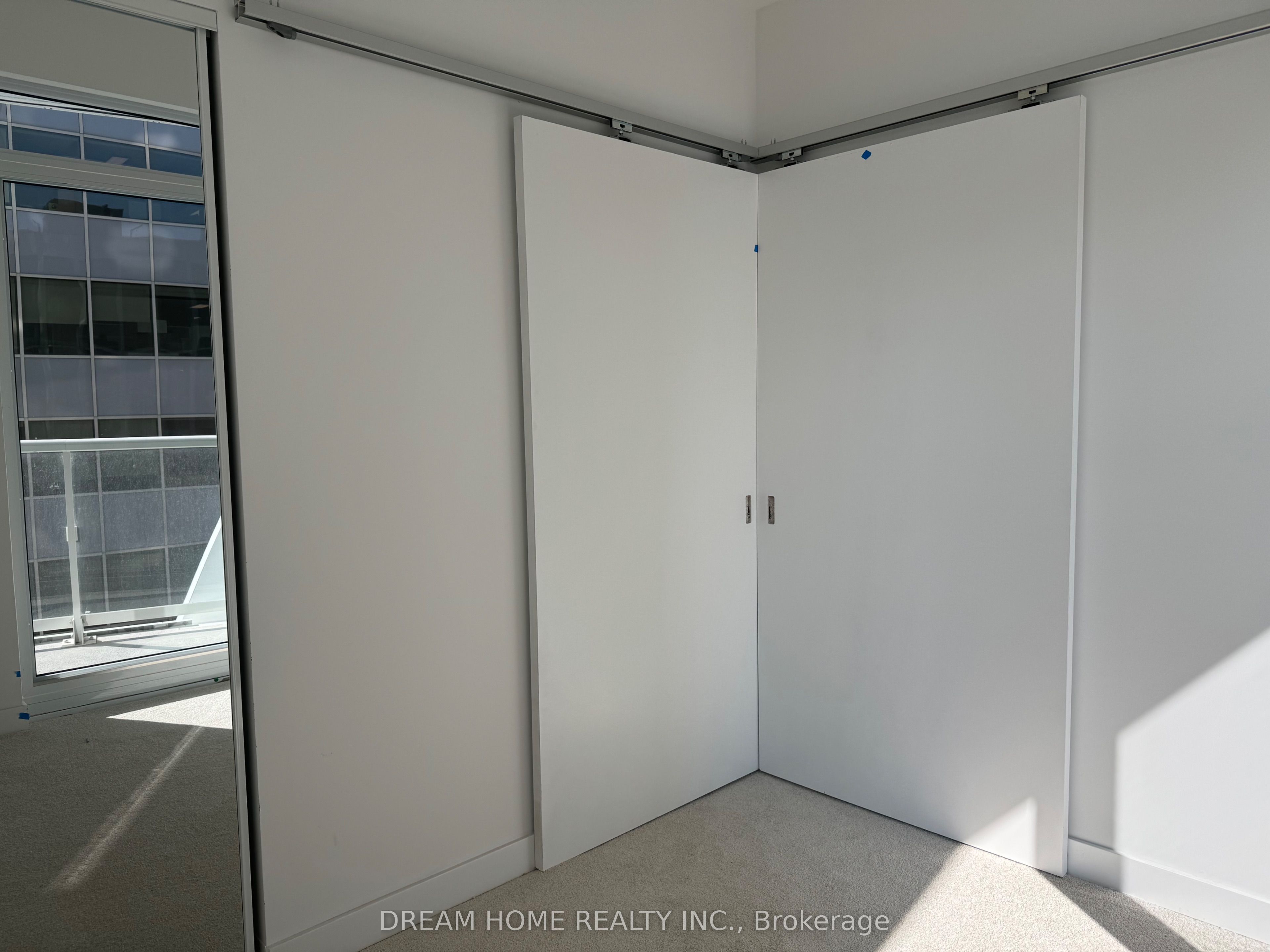 230 Simcoe Street 1226, Toronto, ON M5T 1T4 photo 3