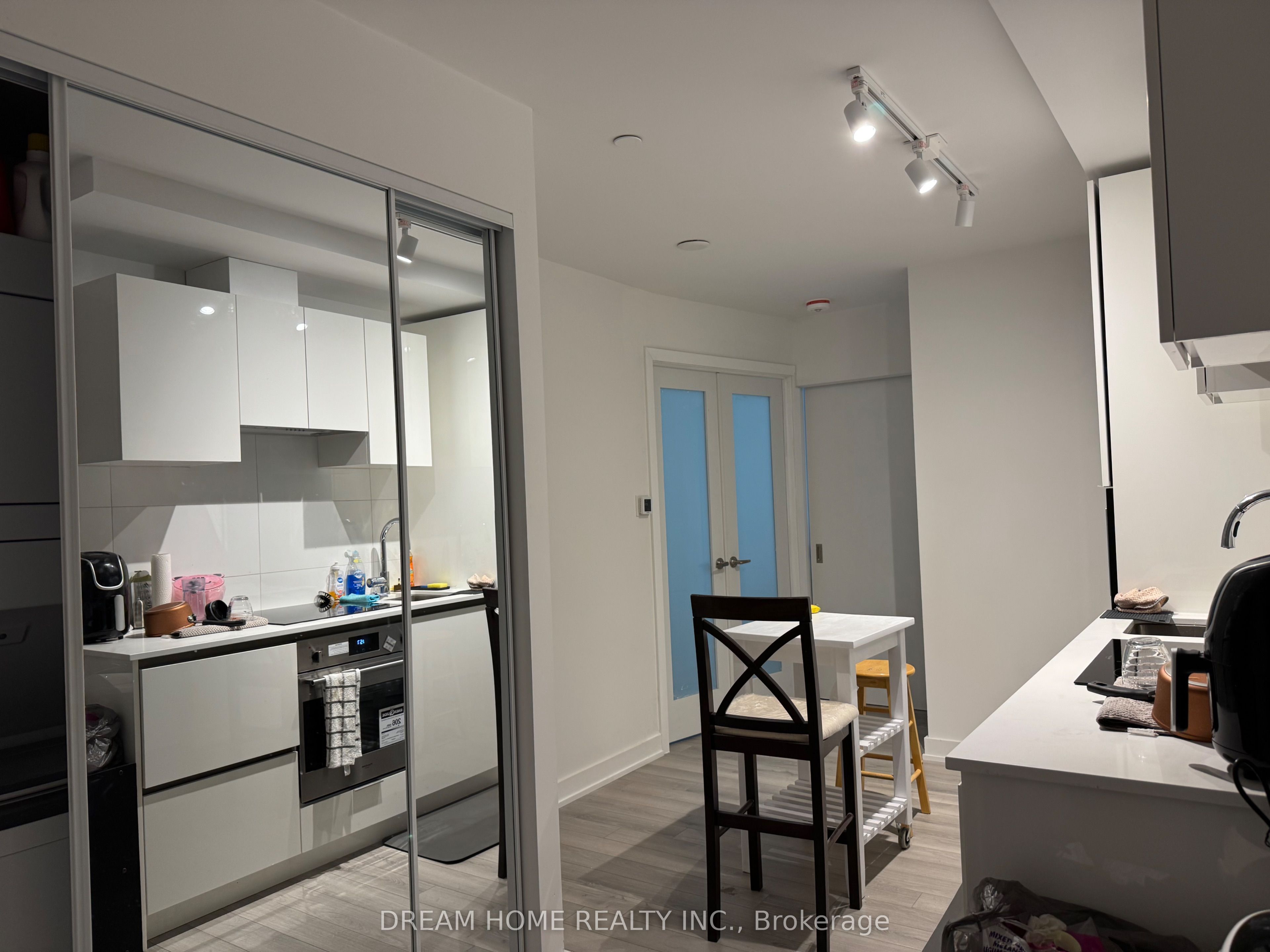 230 Simcoe Street 1226, Toronto, ON M5T 1T4 photo 5