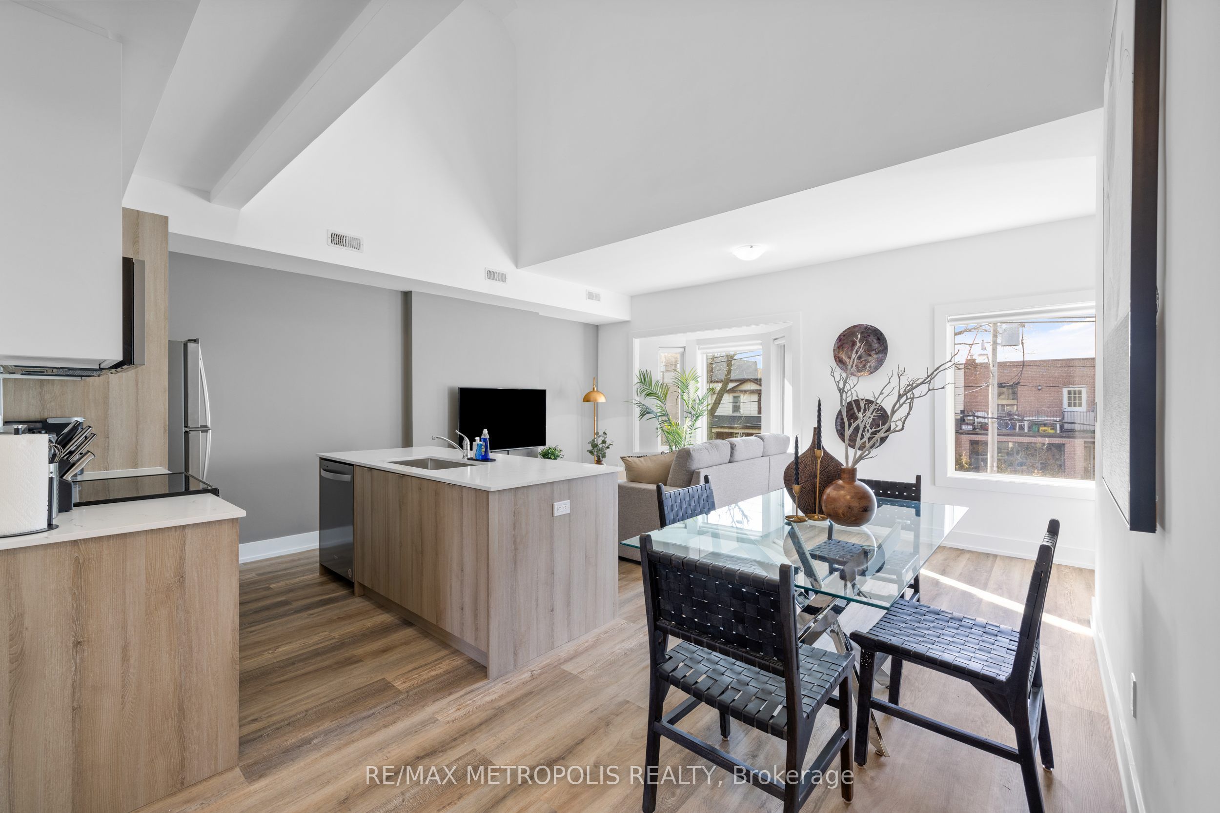 449 Lansdowne Avenue, Toronto, ON M6H 3Y2 photo 2