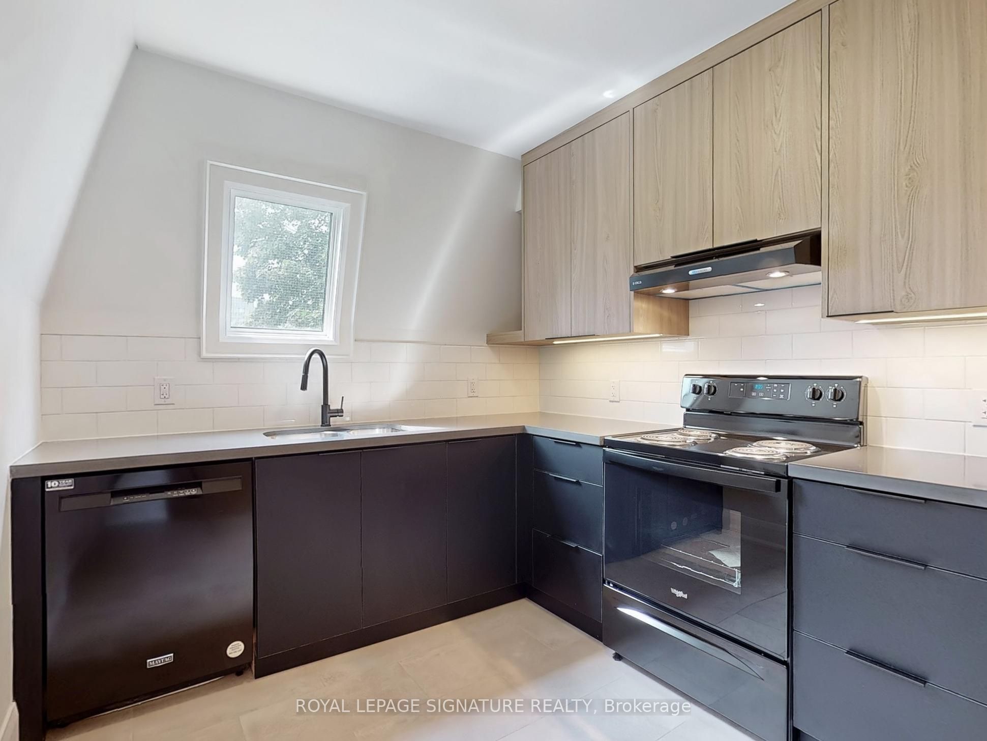 28 Beaconsfield Avenue 2, Toronto, ON M6J 3H9 photo 4