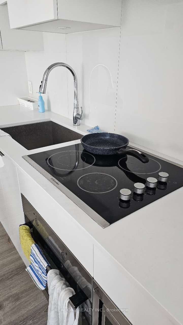 195 Redpath Avenue 1604, Toronto, ON M4P 0E4 photo 3