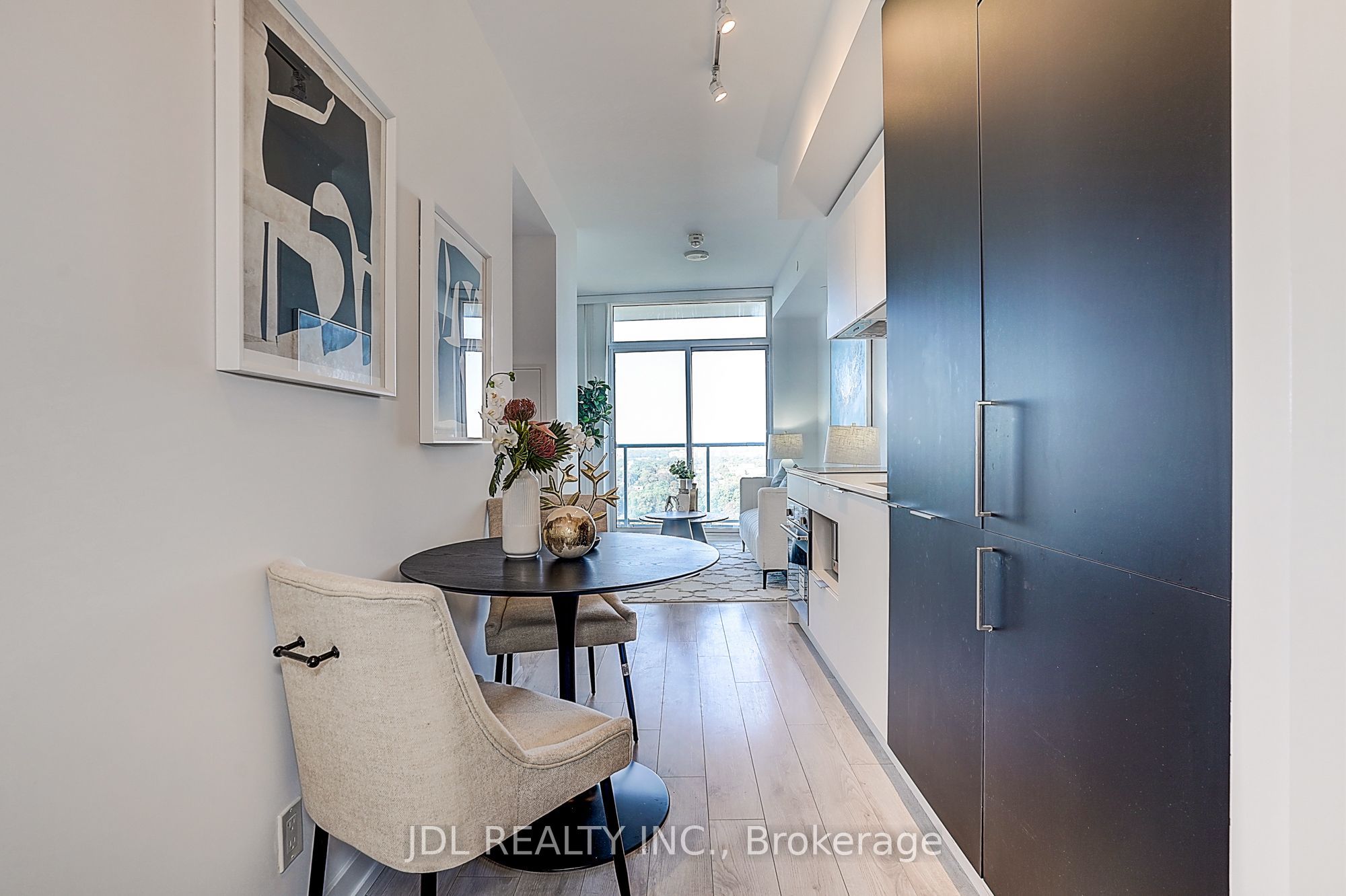 33 Helendale Avenue 1811, Toronto, ON M4R 0A4 photo 2