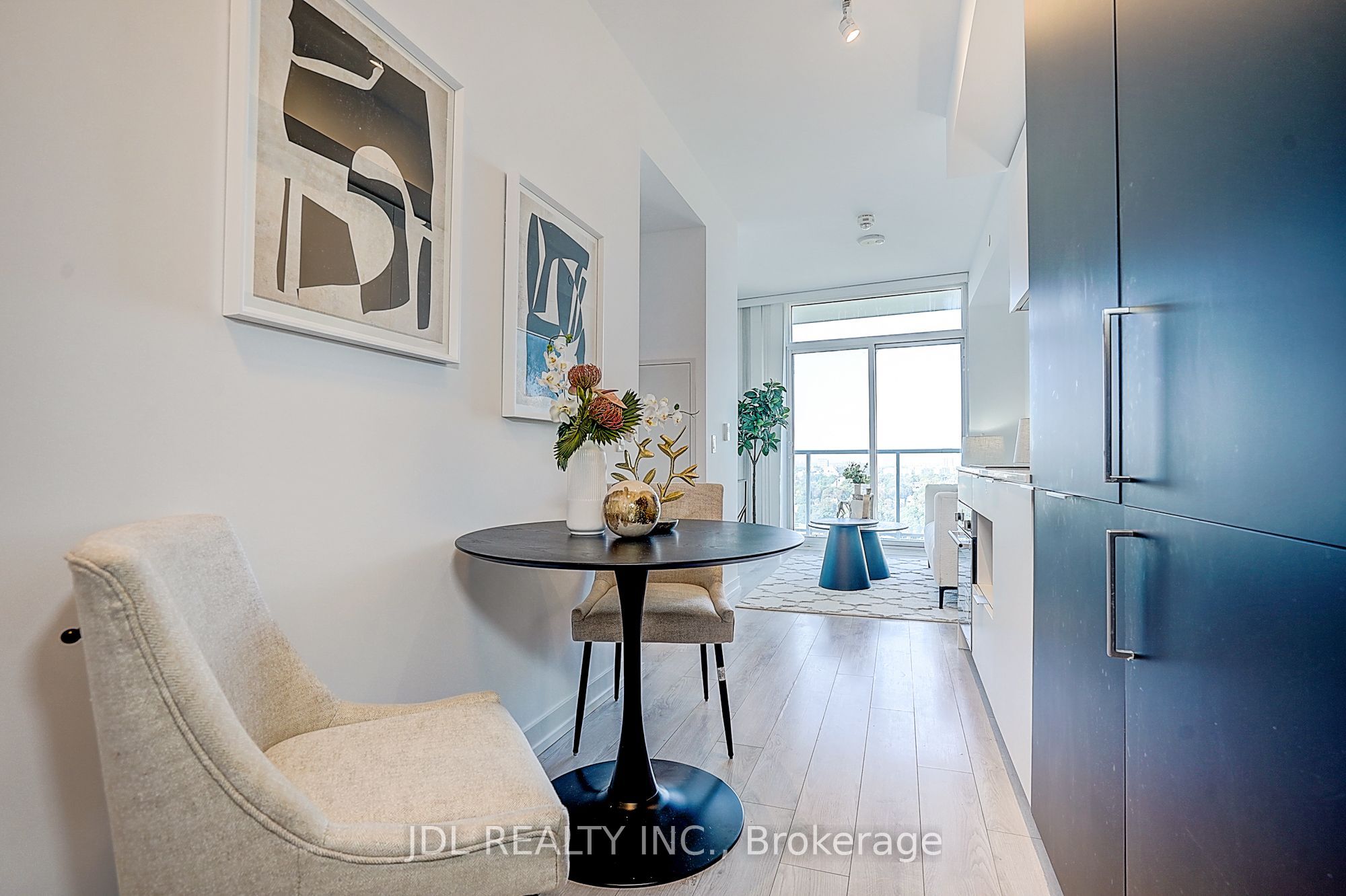 33 Helendale Avenue 1811, Toronto, ON M4R 0A4 photo 3