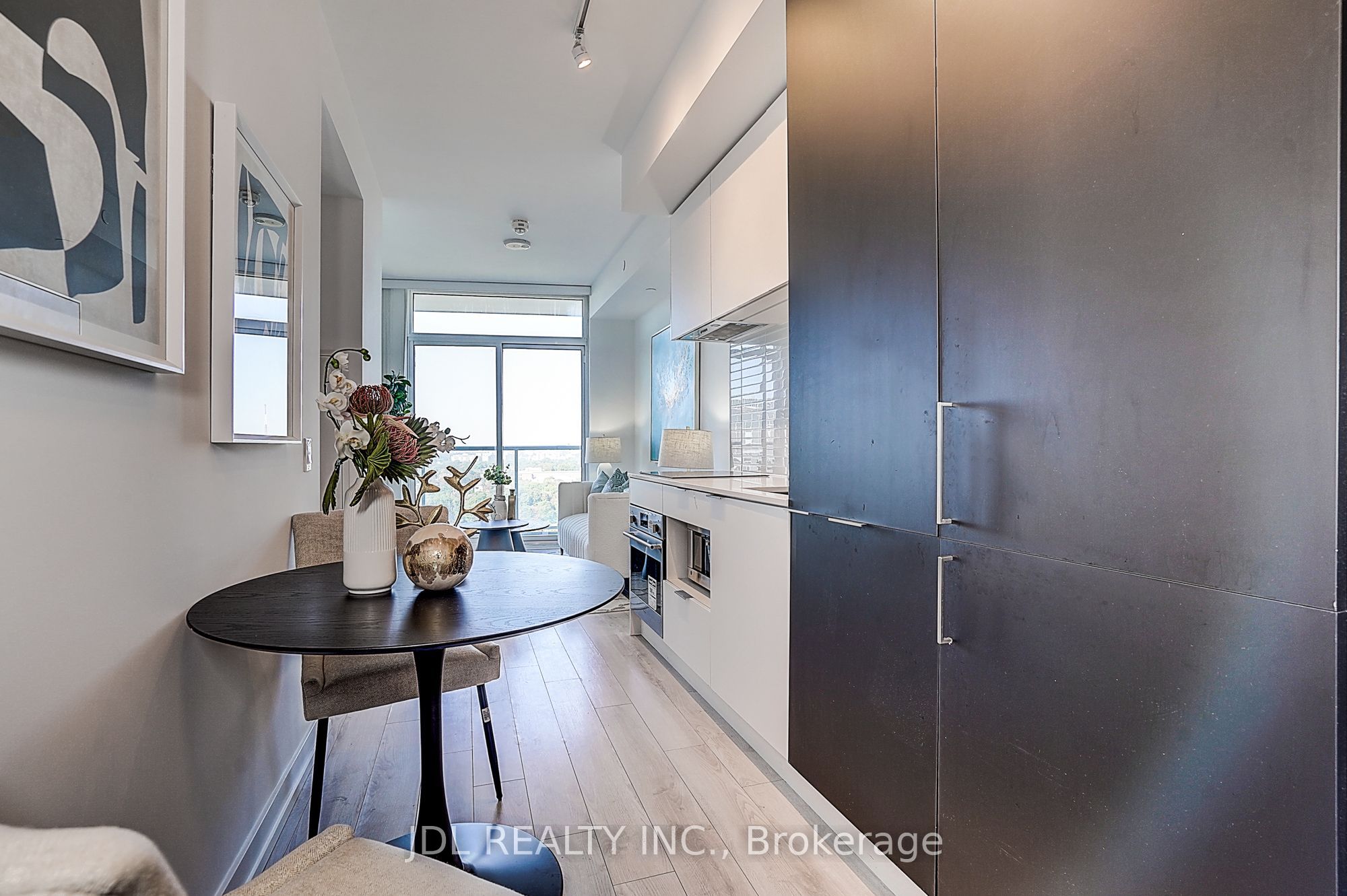 33 Helendale Avenue 1811, Toronto, ON M4R 0A4 photo 4