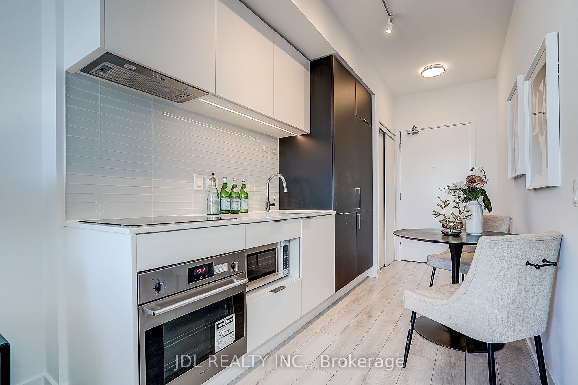 33 Helendale Avenue 1811, Toronto, ON M4R 0A4 photo 5