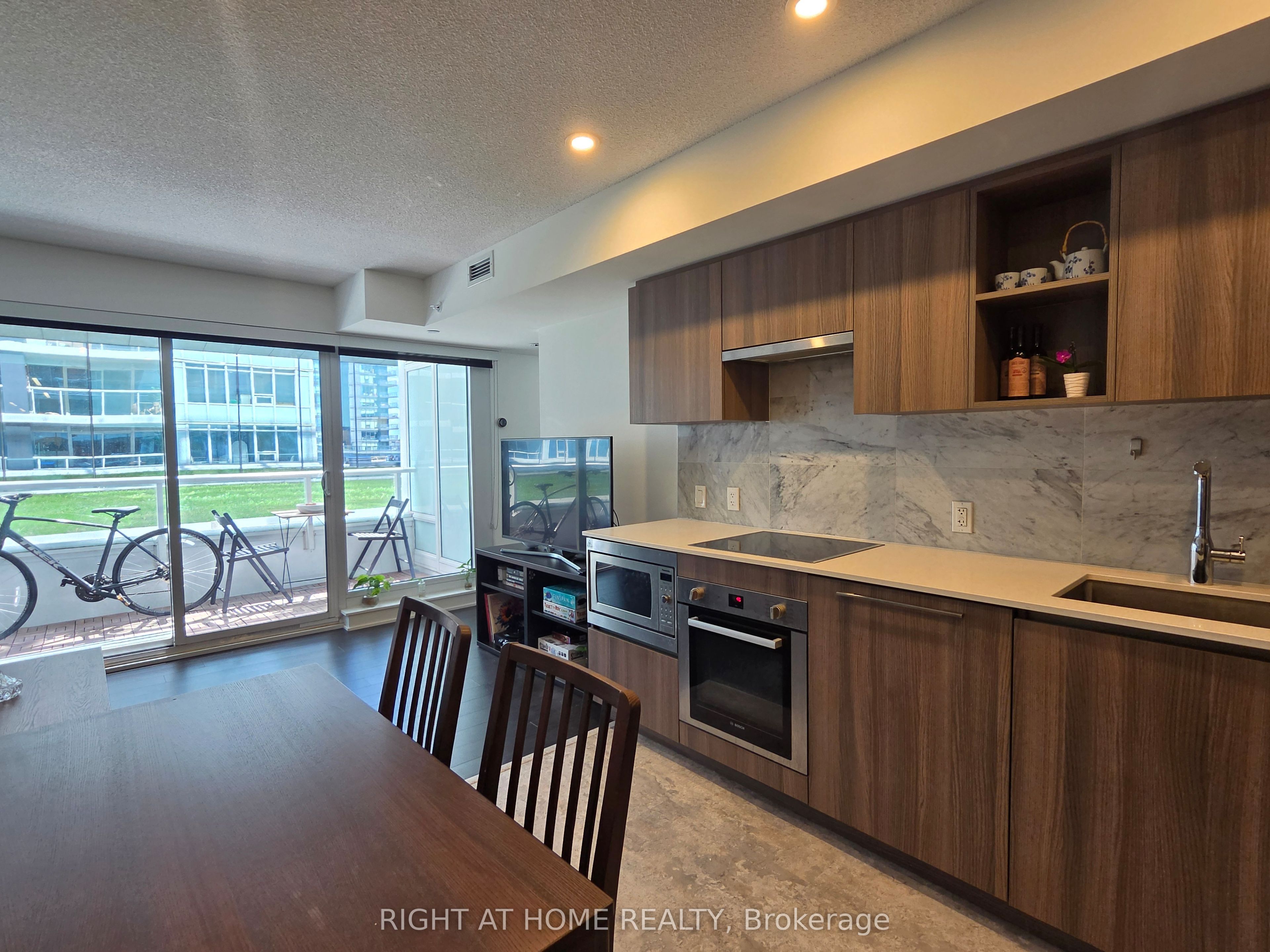 17 Bathurst Street 602, Toronto, ON M5V 0N1 photo 2