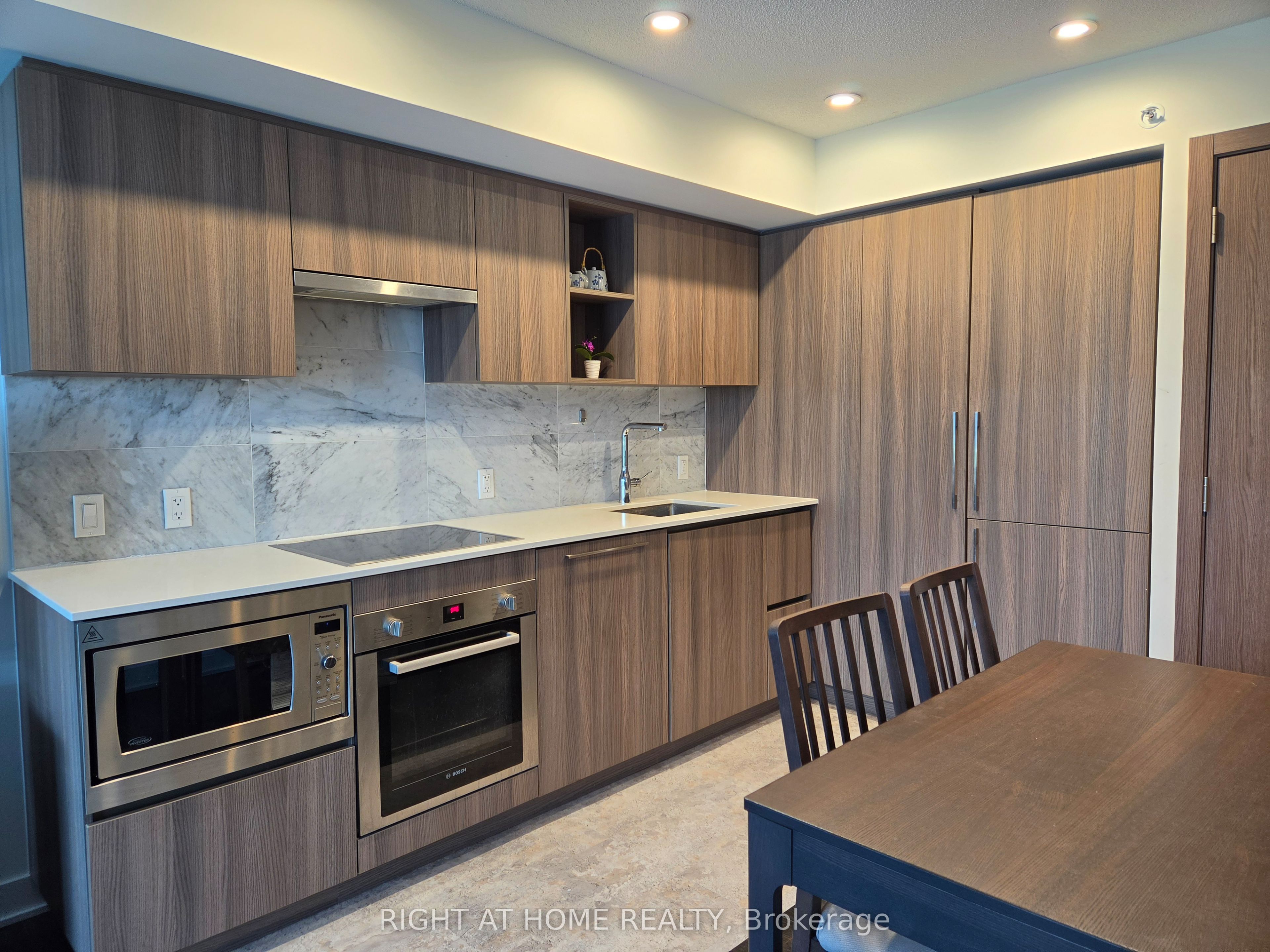 17 Bathurst Street 602, Toronto, ON M5V 0N1 photo 3