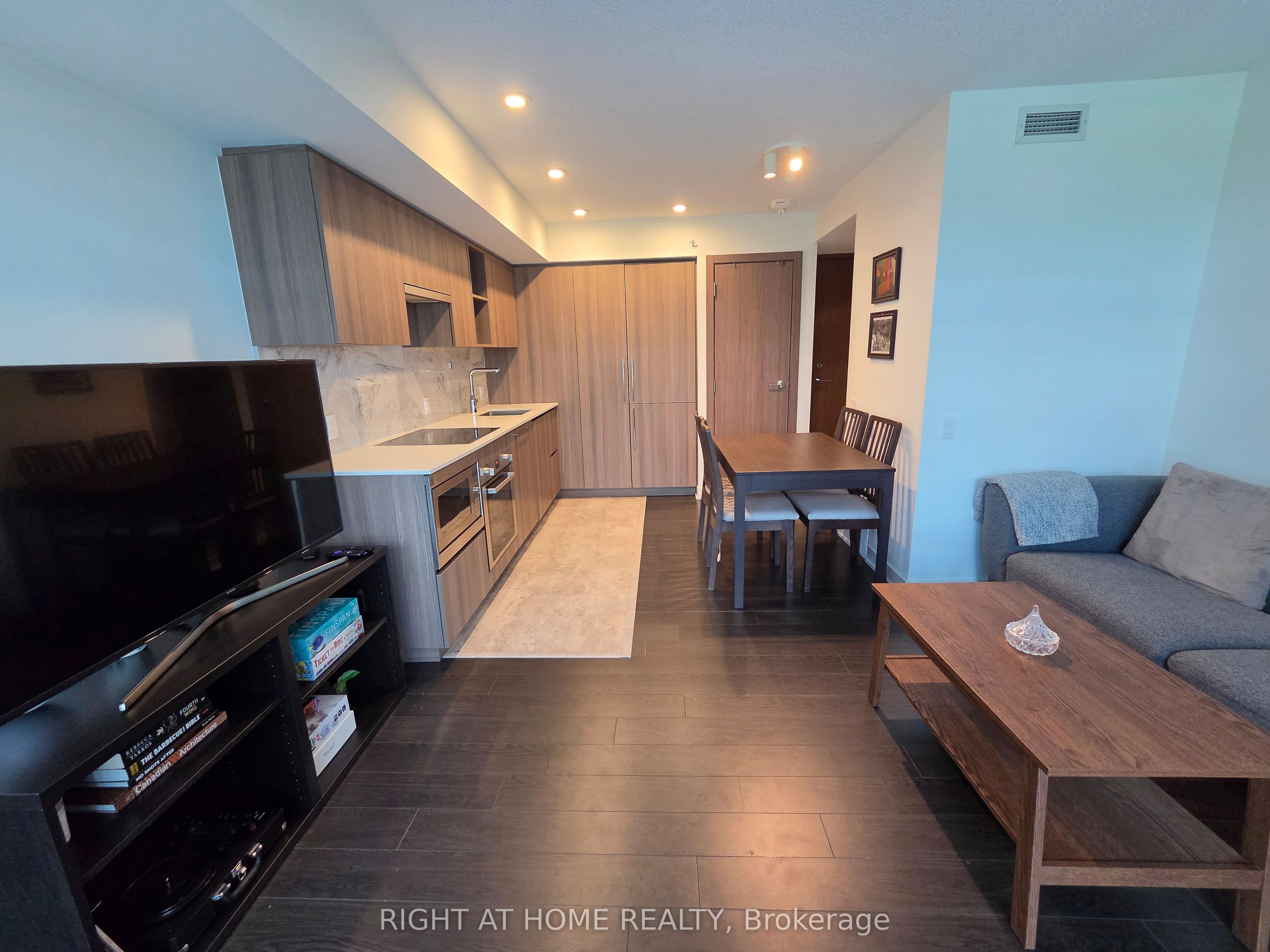 17 Bathurst Street 602, Toronto, ON M5V 0N1 photo 4