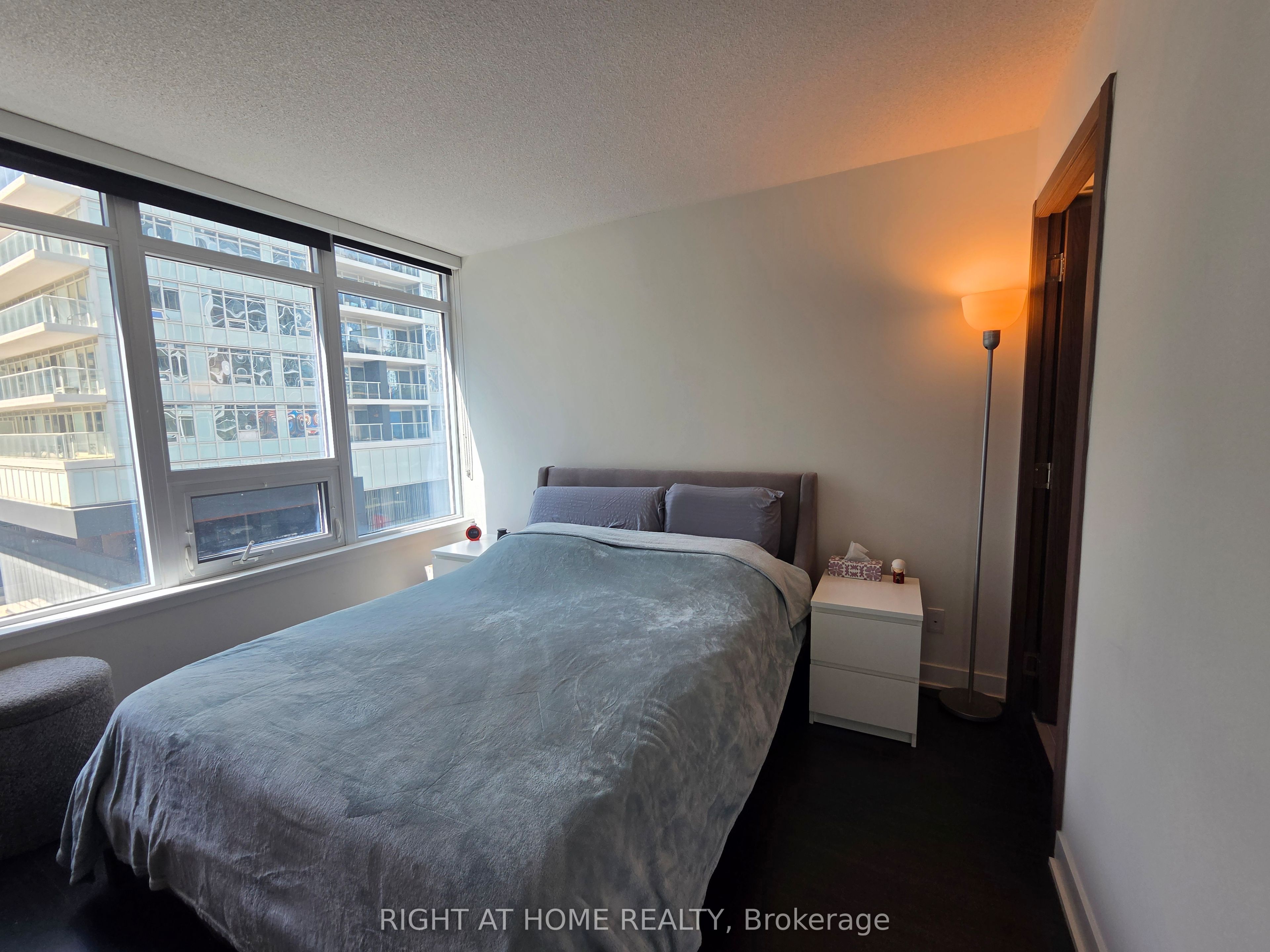 17 Bathurst Street 602, Toronto, ON M5V 0N1 photo 5