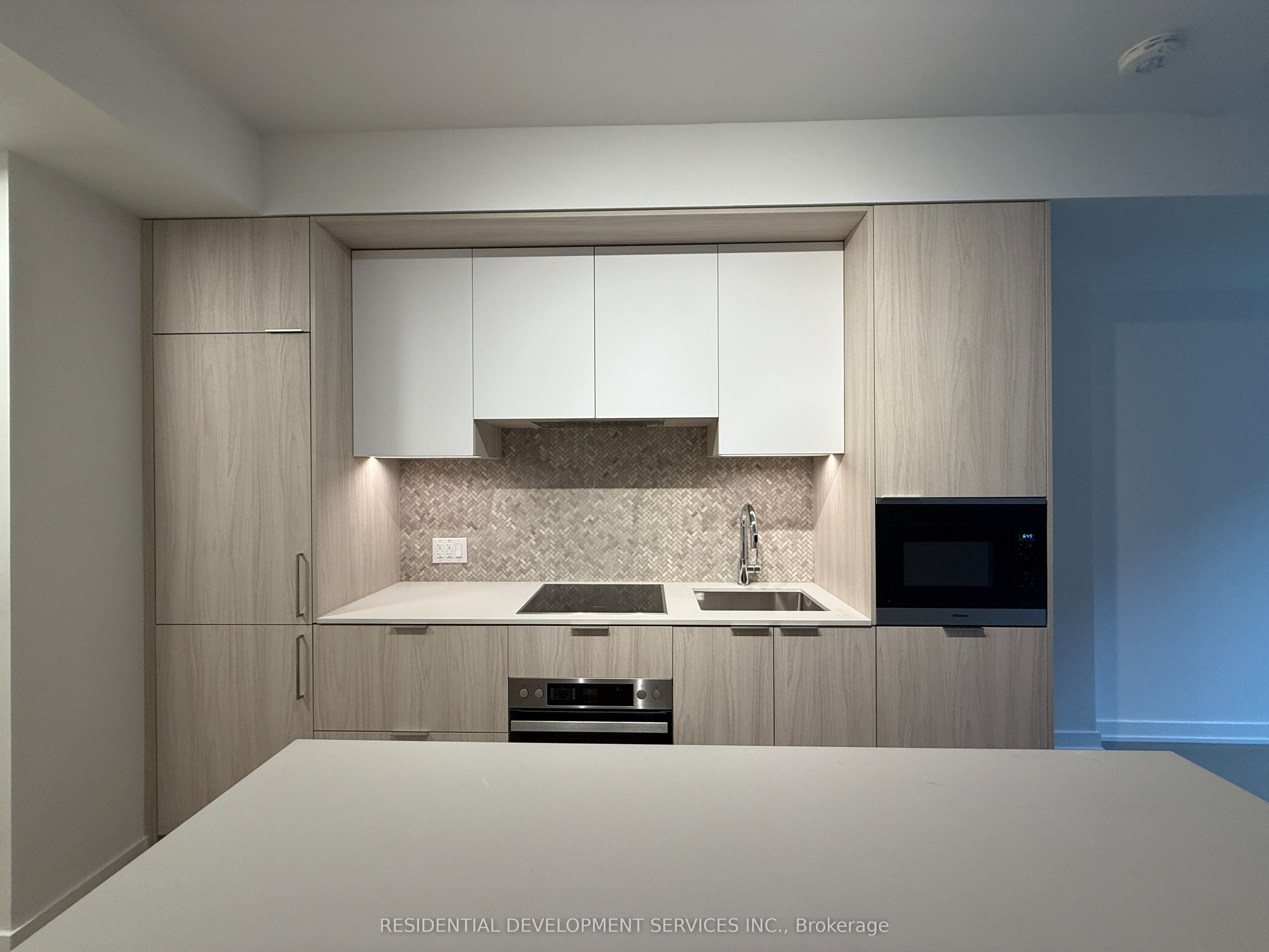 123 Portland Street 204, Toronto, ON M5V 0V9 photo 2
