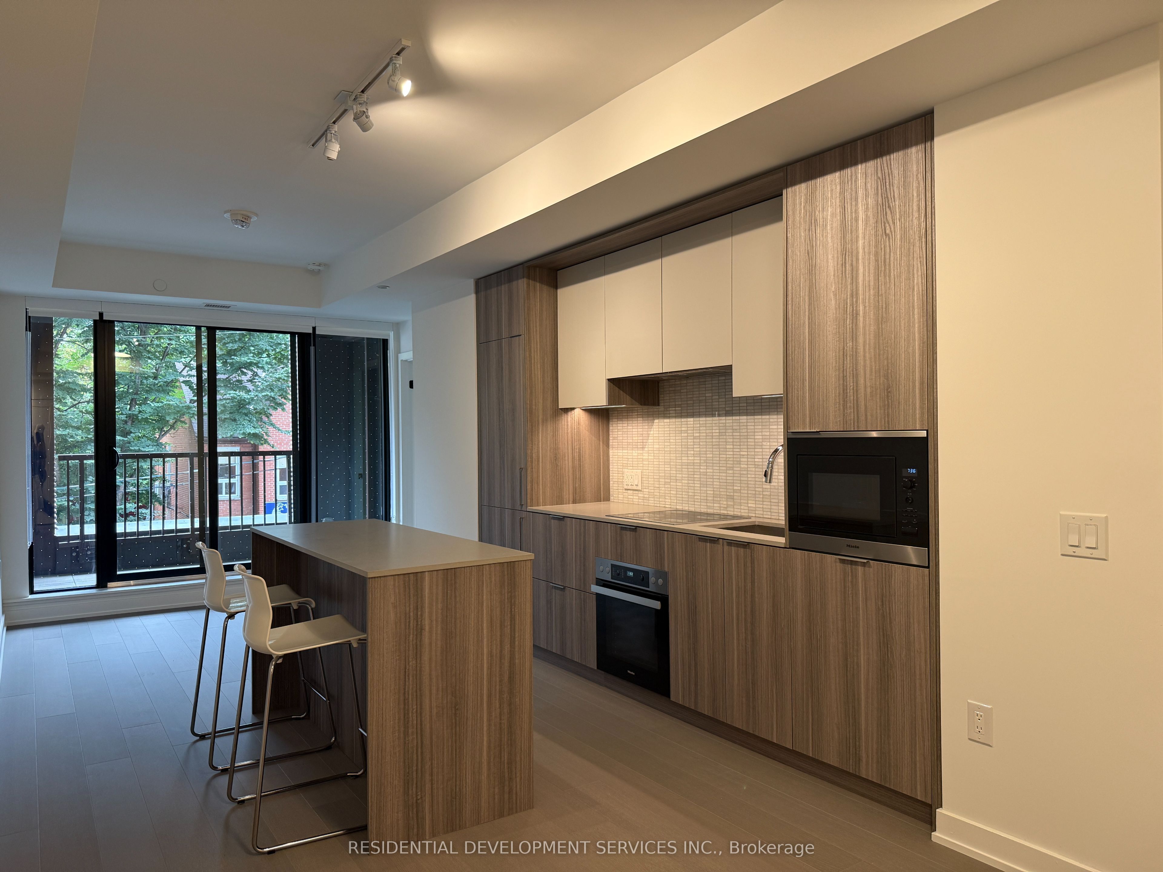 123 Portland Street 202, Toronto, ON M5V 0V9 photo 2