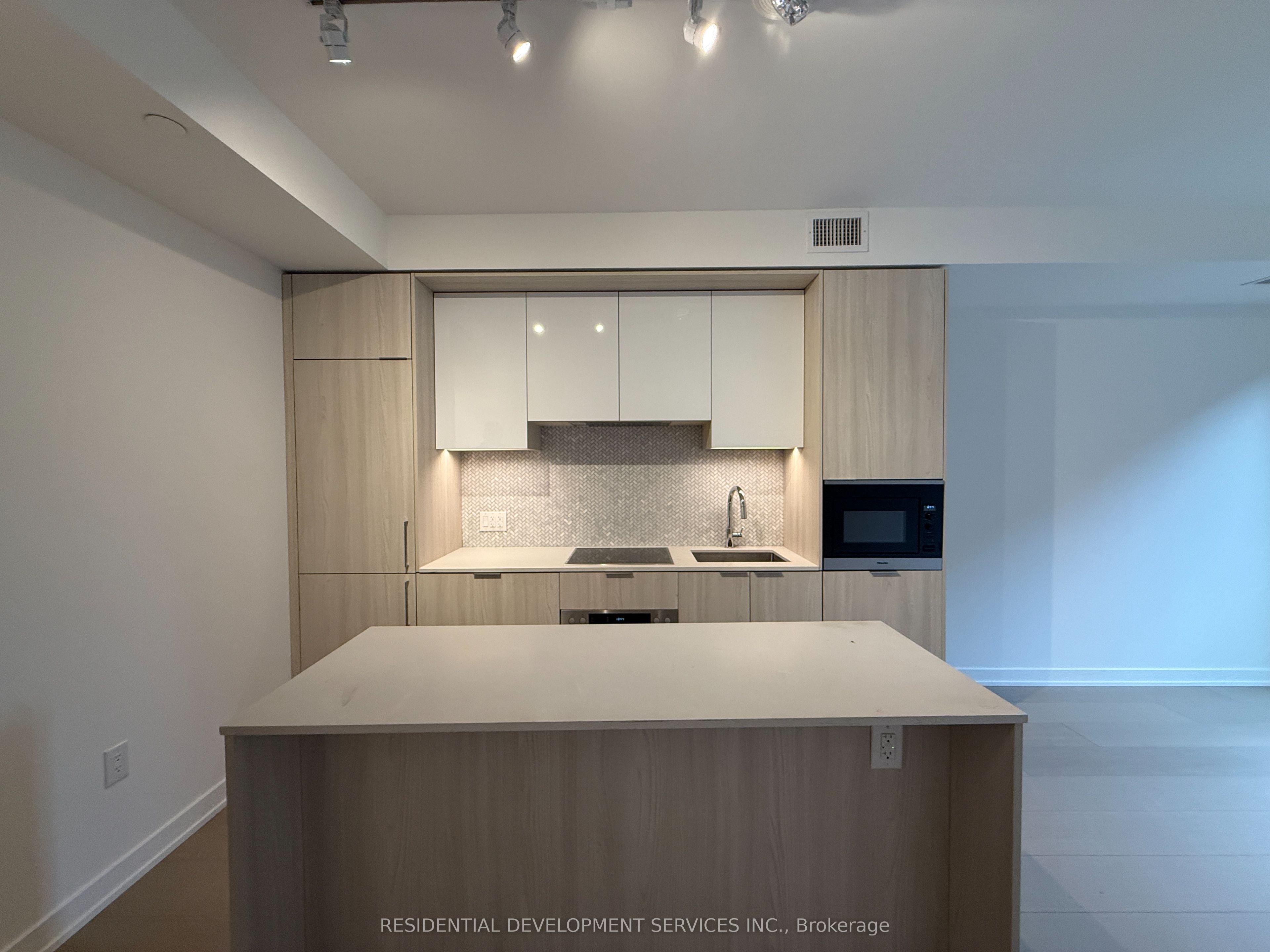 123 Portland Street 203, Toronto, ON M5V 0V9 photo 2