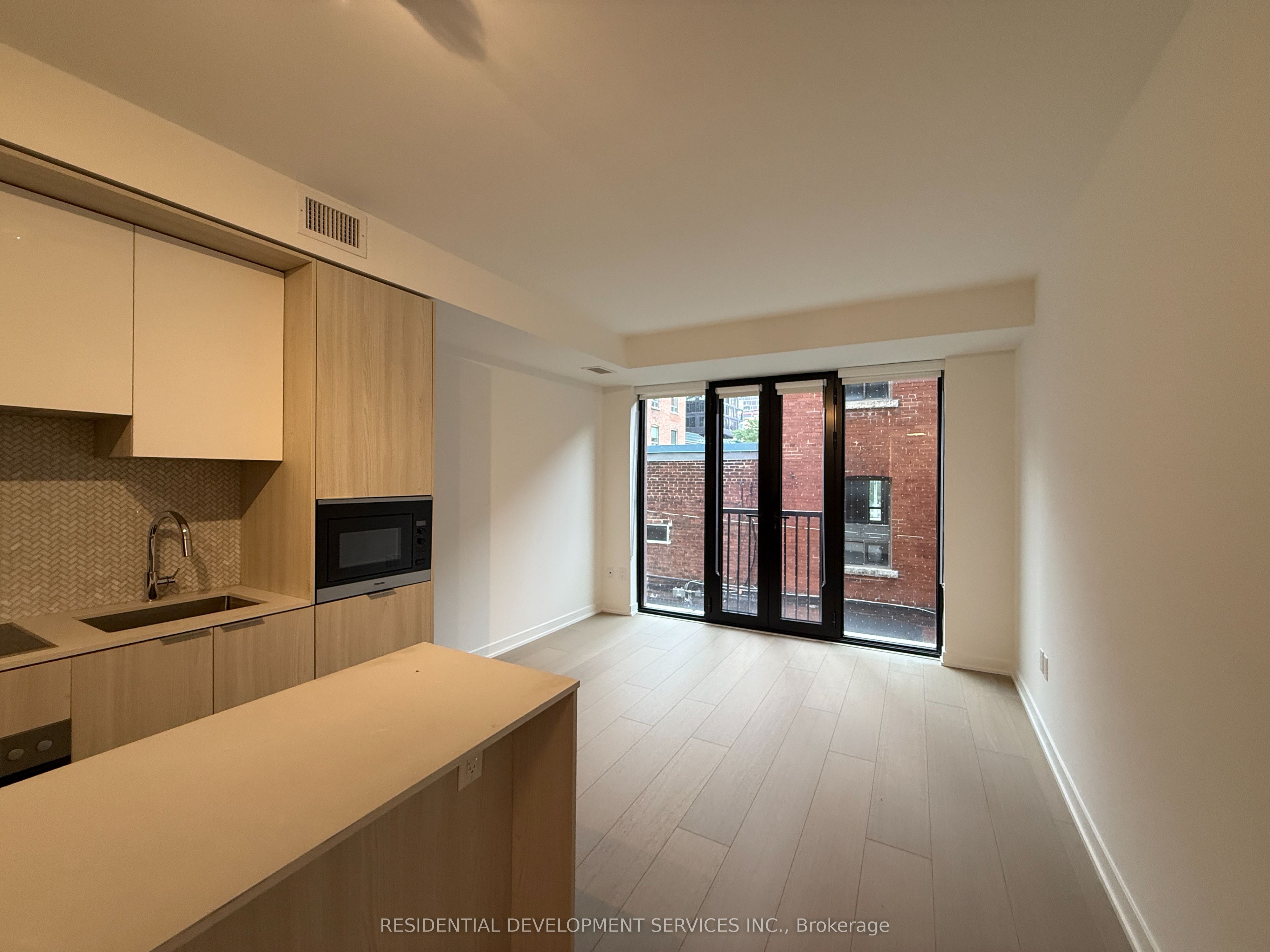 123 Portland Street 203, Toronto, ON M5V 0V9 photo 3
