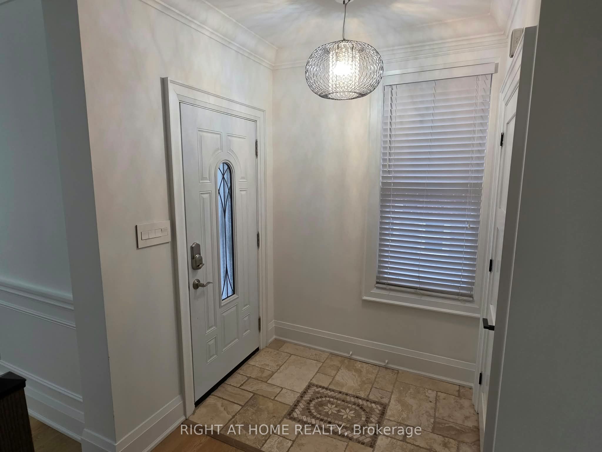 154 Davisville Avenue, Toronto, ON M4S 1E8 photo 2