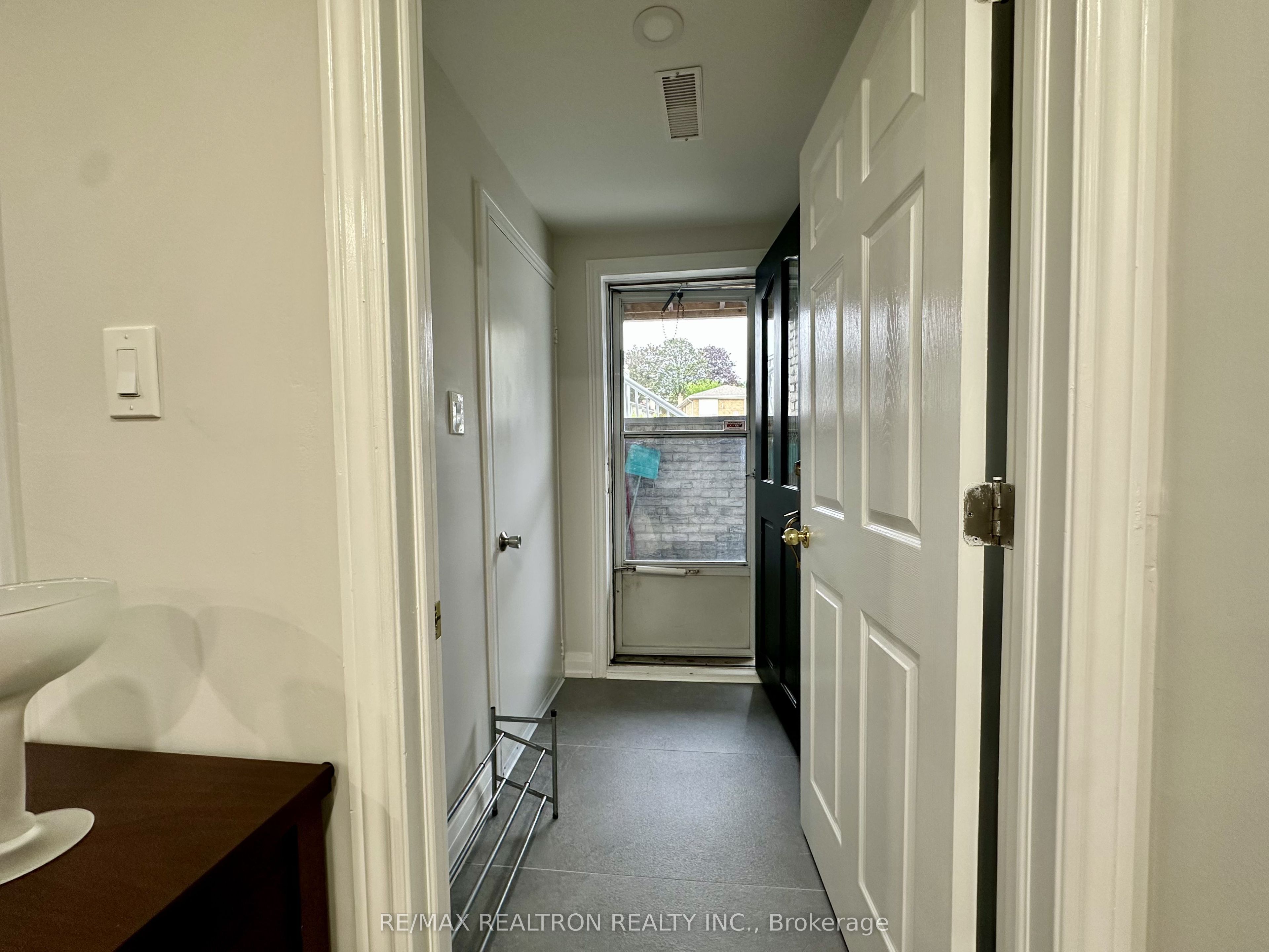 237 Shawnee Circle, Toronto, ON M2H 2Y3 photo 2