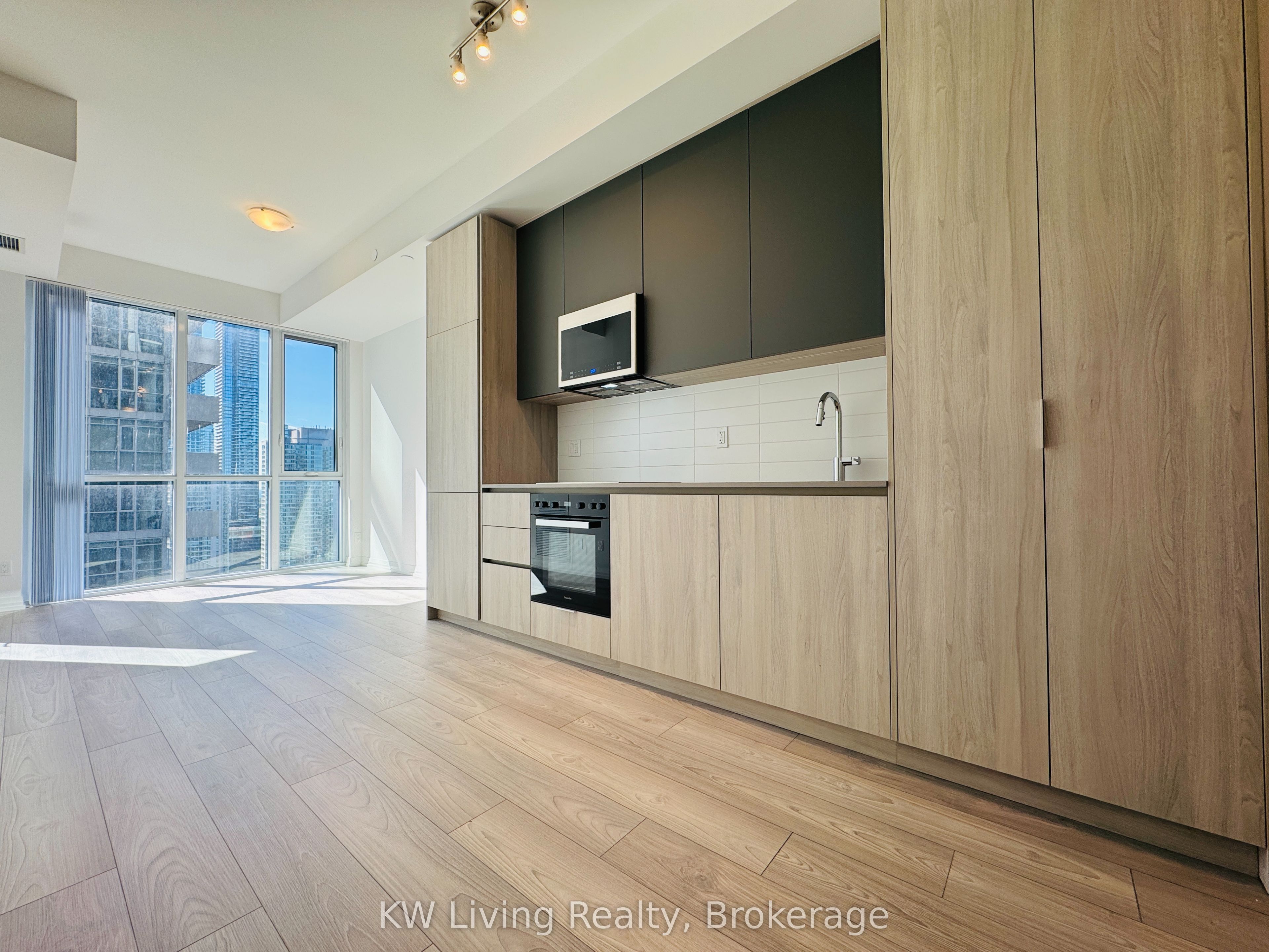 400 King Street W 2415, Toronto, ON M5V 0X8 photo 4