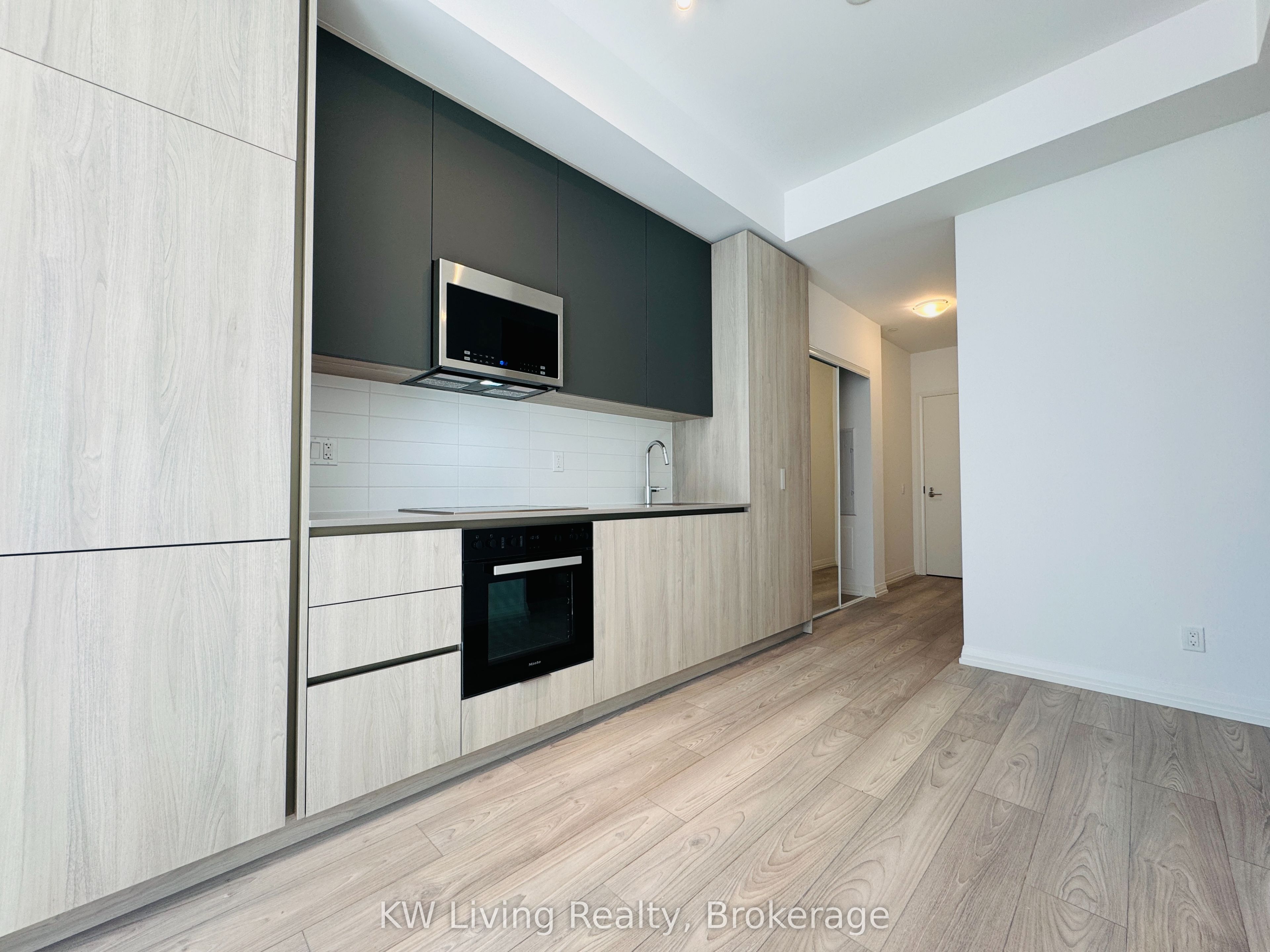 400 King Street W 2415, Toronto, ON M5V 0X8 photo 5