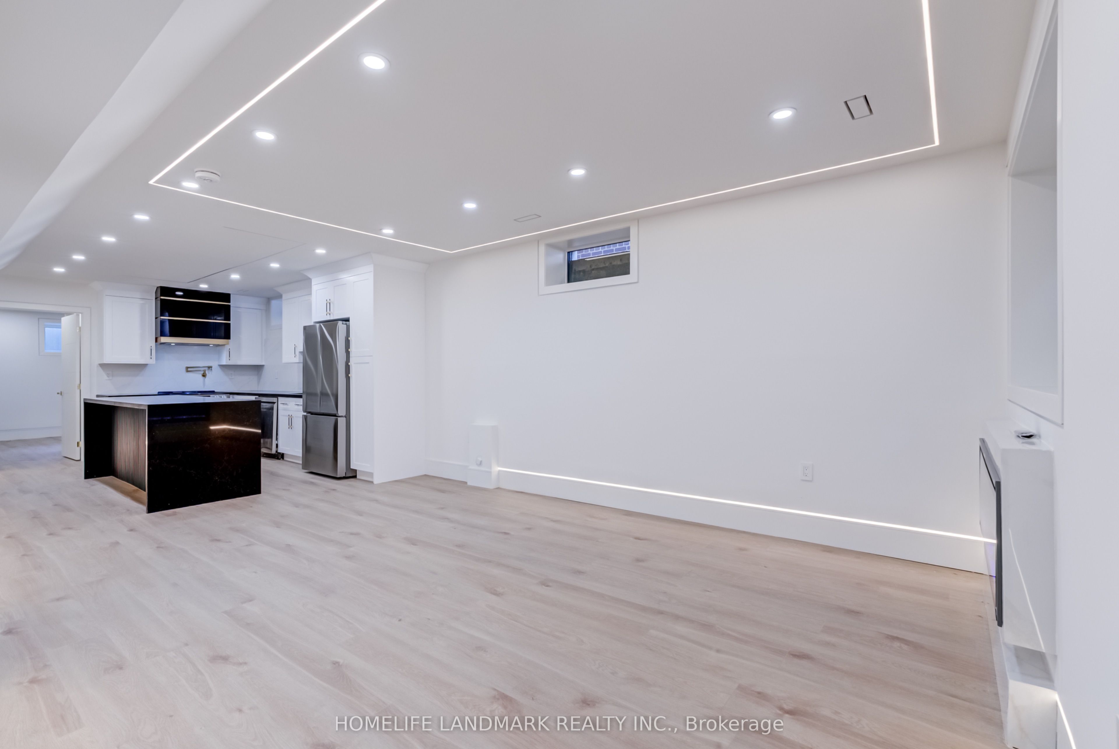 23 Coulson Avenue The Bellagio, Toronto, ON M4V 1Y3 photo 4