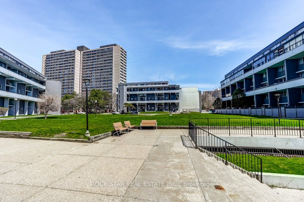 10 Sunny Glenway 708, Toronto, ON M3C 2Z3 photo 2