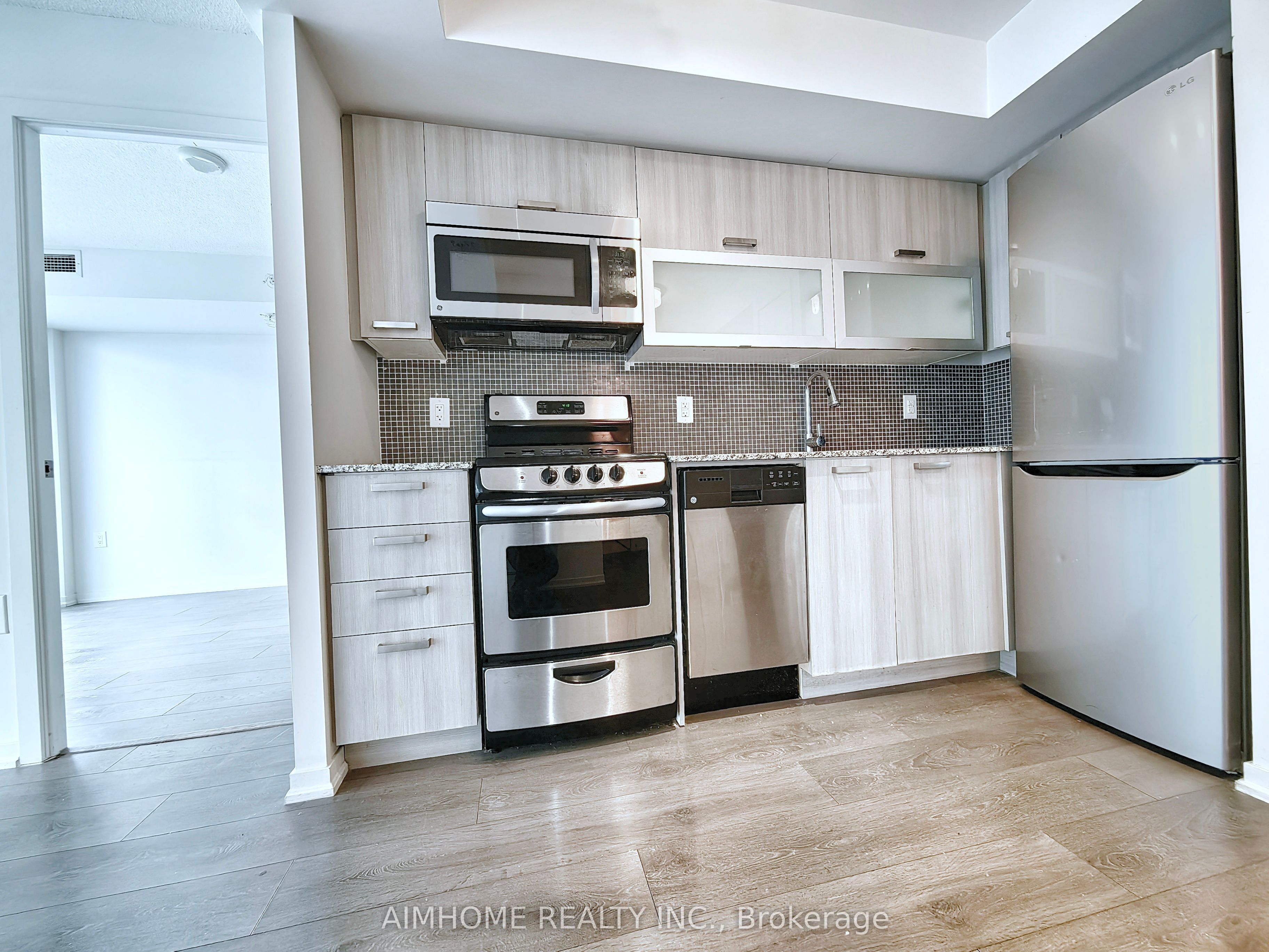 36 Lisgar Street 1916, Toronto, ON M6J 0C7 photo 4