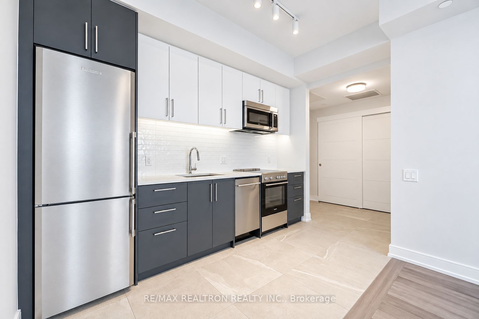 2525 Bathurst Street 710, Toronto, ON M6B 2Y9 photo 3