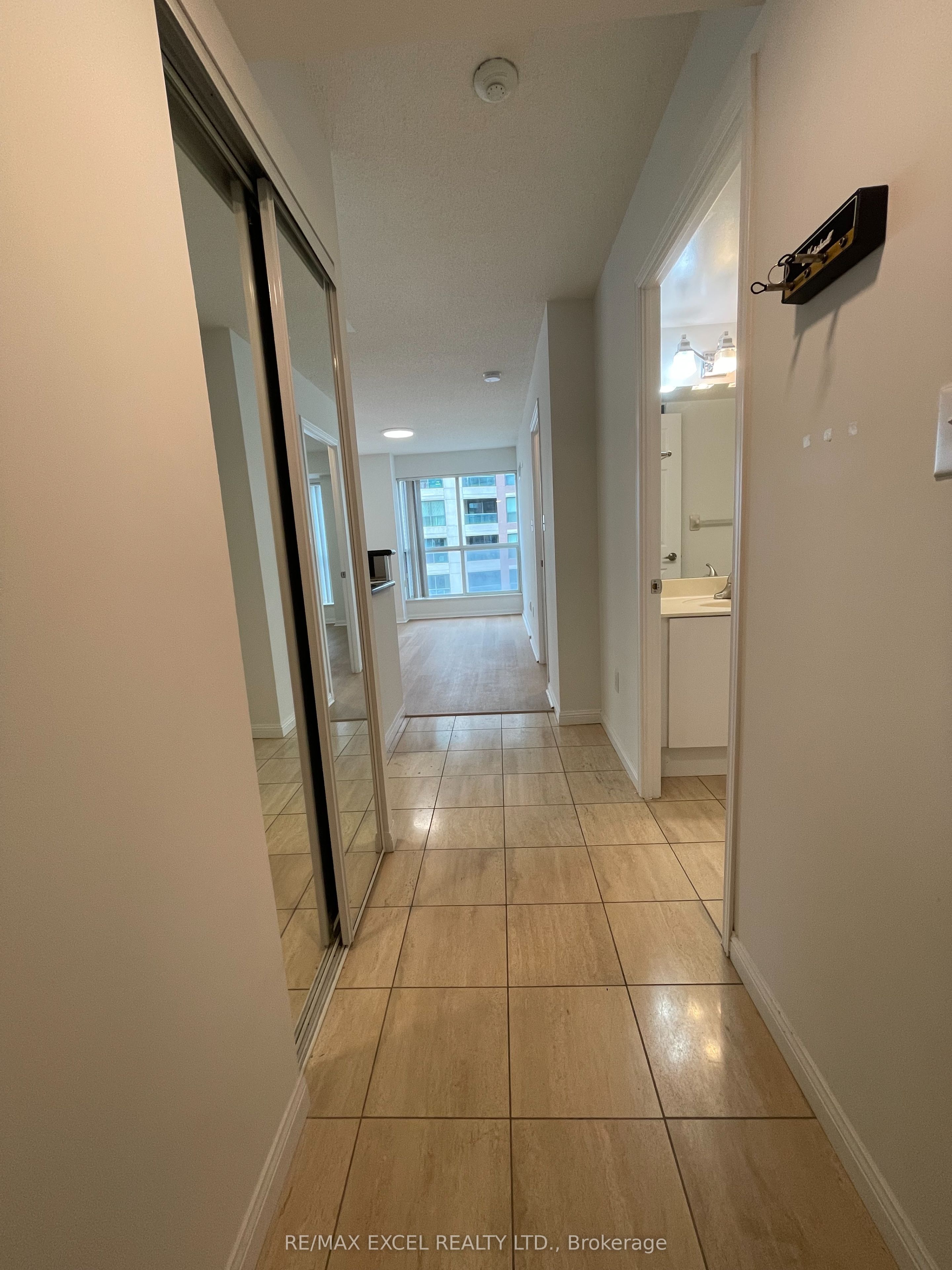 23 Lorraine Drive 1712, Toronto, ON M2N 6Z6 photo 3
