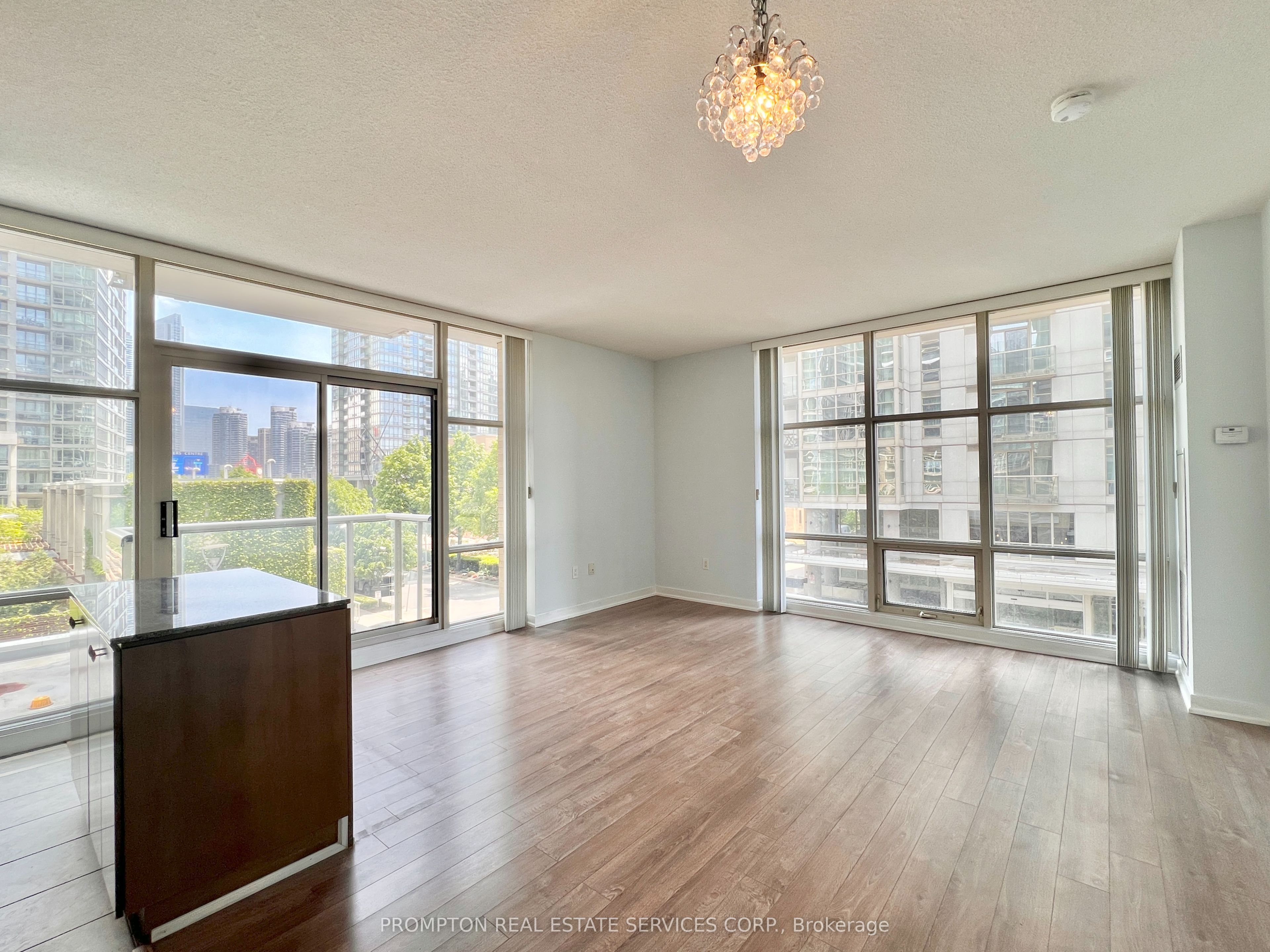 9 Spadina Avenue 203, Toronto, ON M5V 3V5 photo 2
