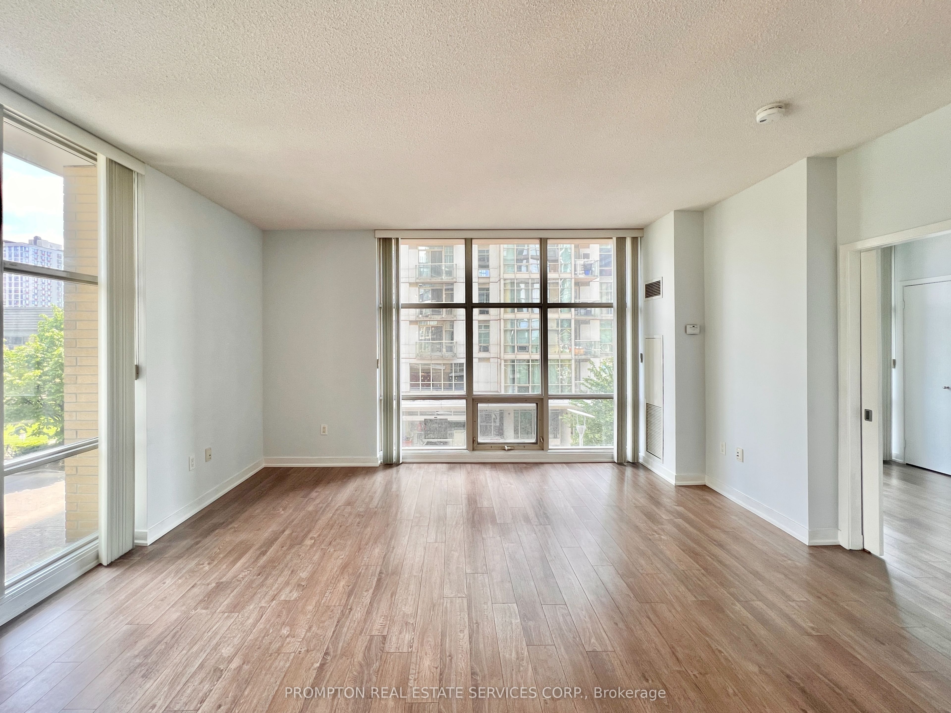 9 Spadina Avenue 203, Toronto, ON M5V 3V5 photo 3